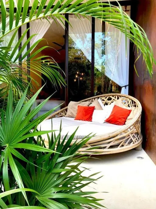 Garden in Luxury 2 BDR 2 BTH 2 Bikes Jacuzzi FibOptic WiFi.