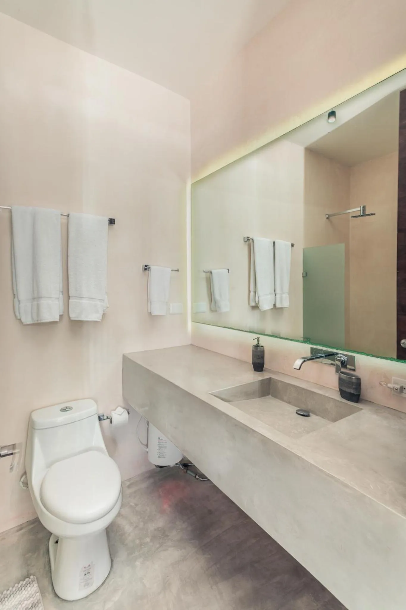 Shower in Luxury 2 BDR 2 BTH 2 Bikes Jacuzzi FibOptic WiFi.