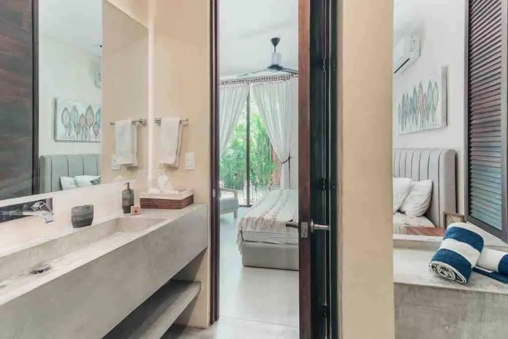 Shower, Bed in Luxury 2 BDR 2 BTH 2 Bikes Jacuzzi FibOptic WiFi.