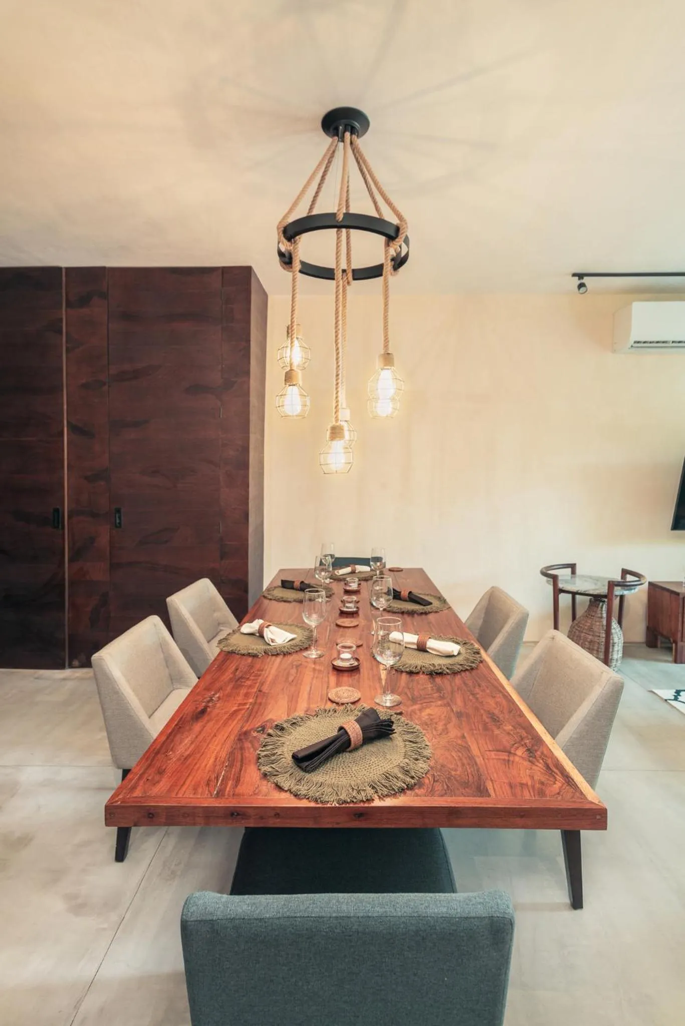 Dining area in Luxury 2 BDR 2 BTH 2 Bikes Jacuzzi FibOptic WiFi.