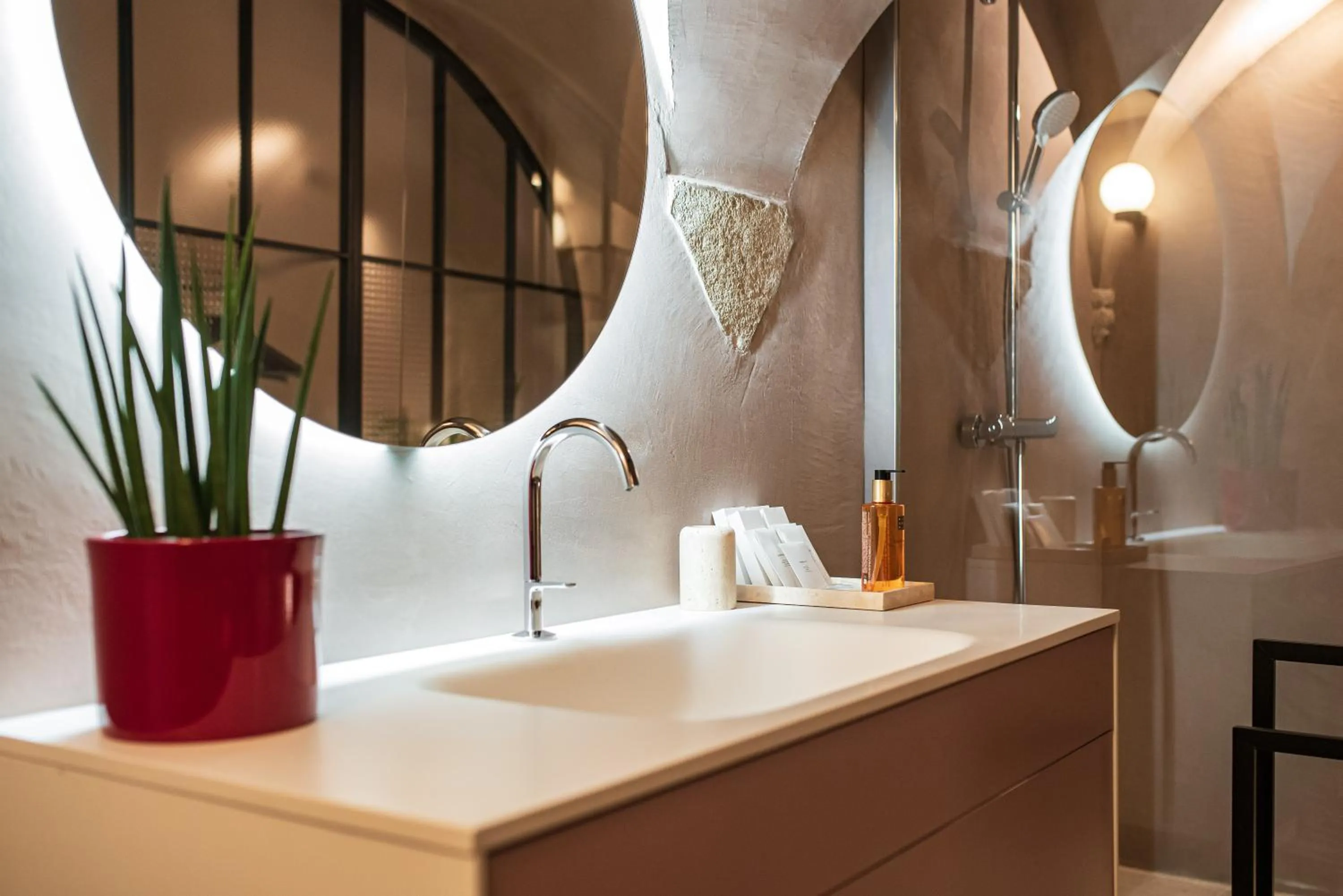 Bathroom in 7oaks Noble House