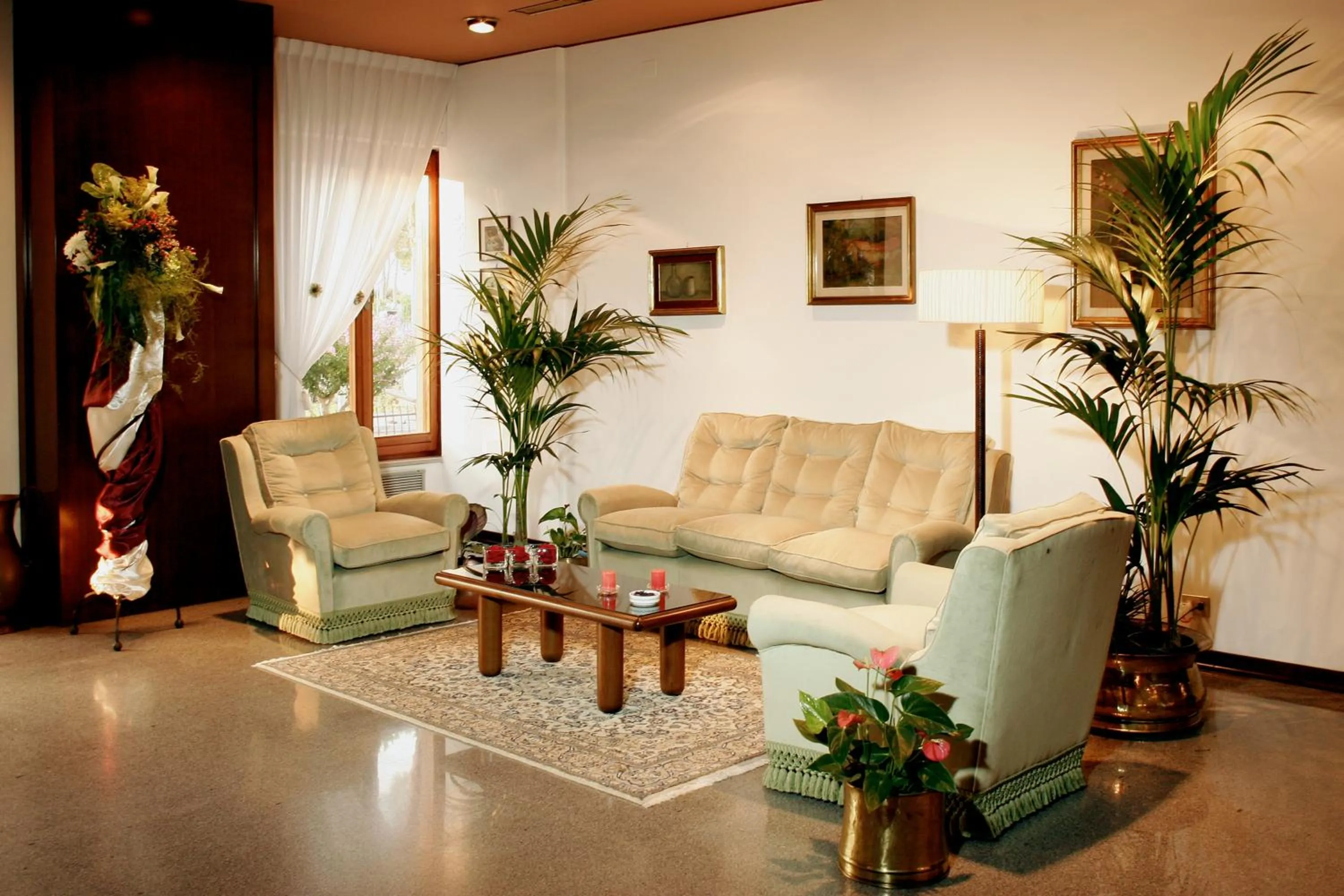 Seating area in Hotel Astoria