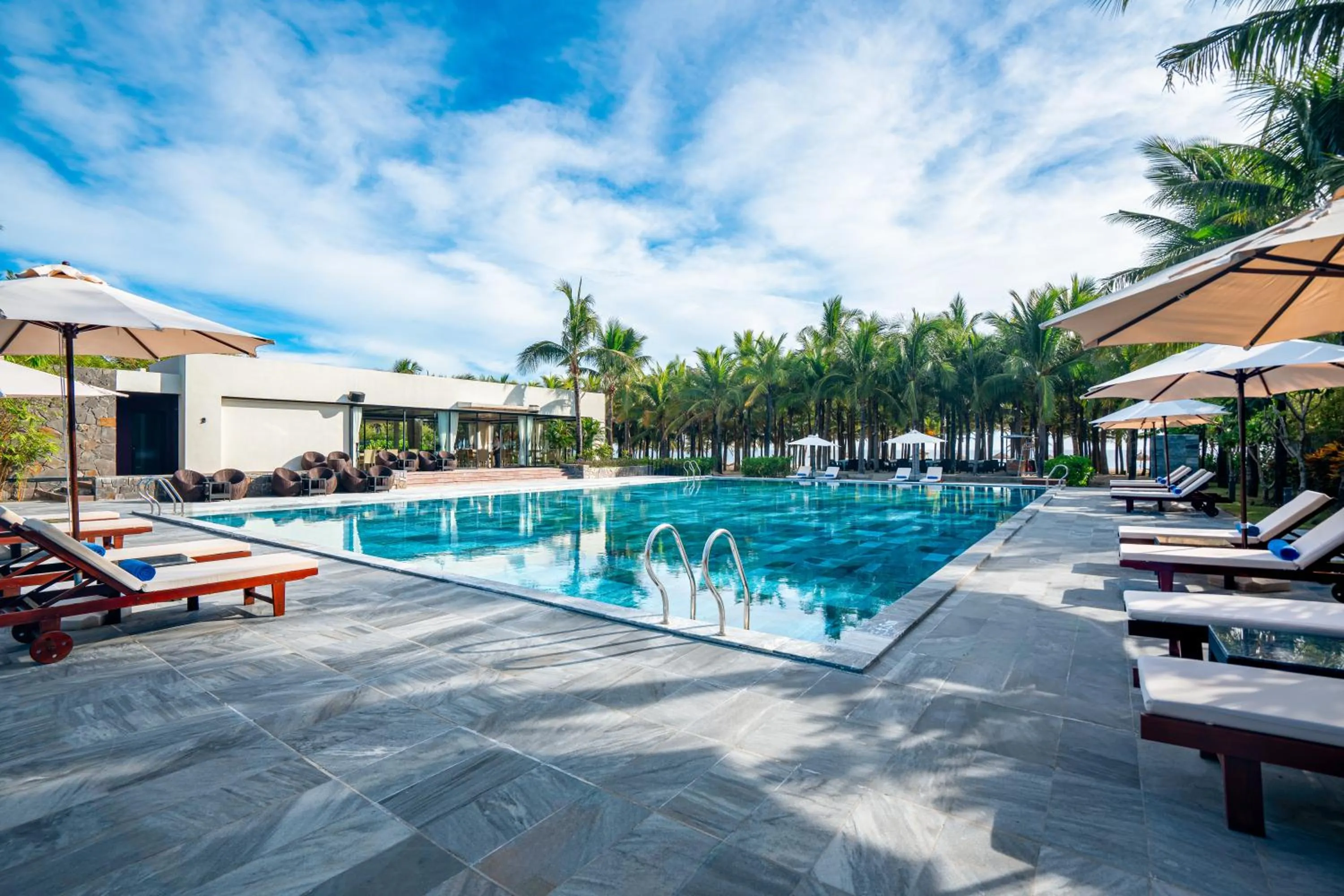 Swimming pool in Grandvrio Ocean Resort Danang