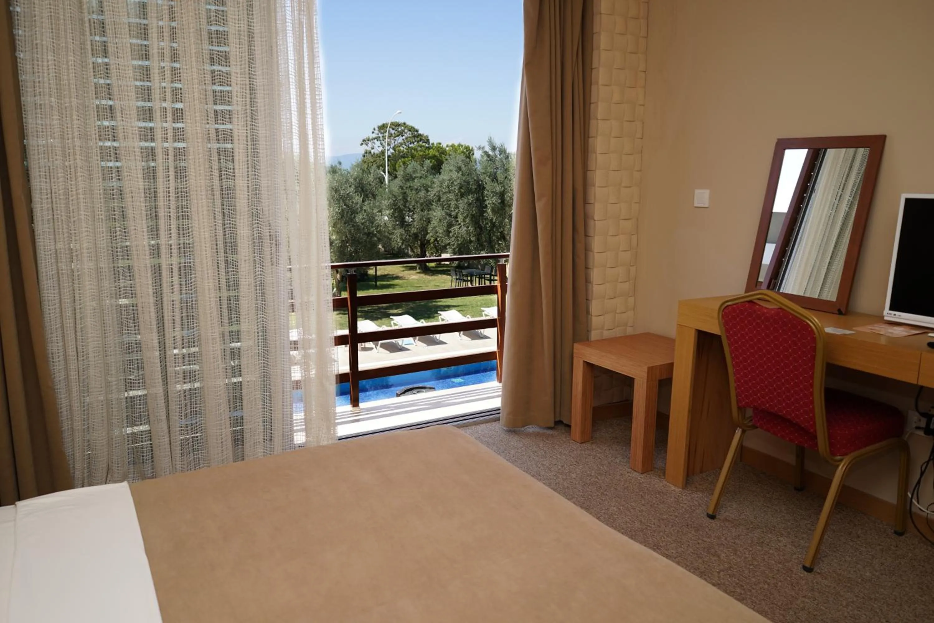 Balcony/Terrace, Bed in Zeytin Bahcesi Hotel