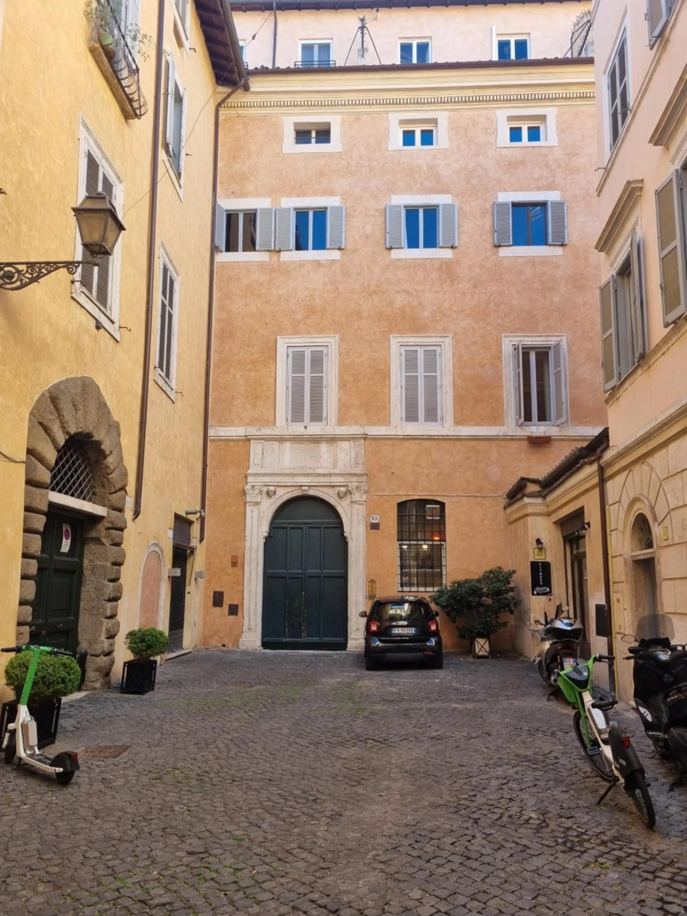 Property building in Appartamento Coronari