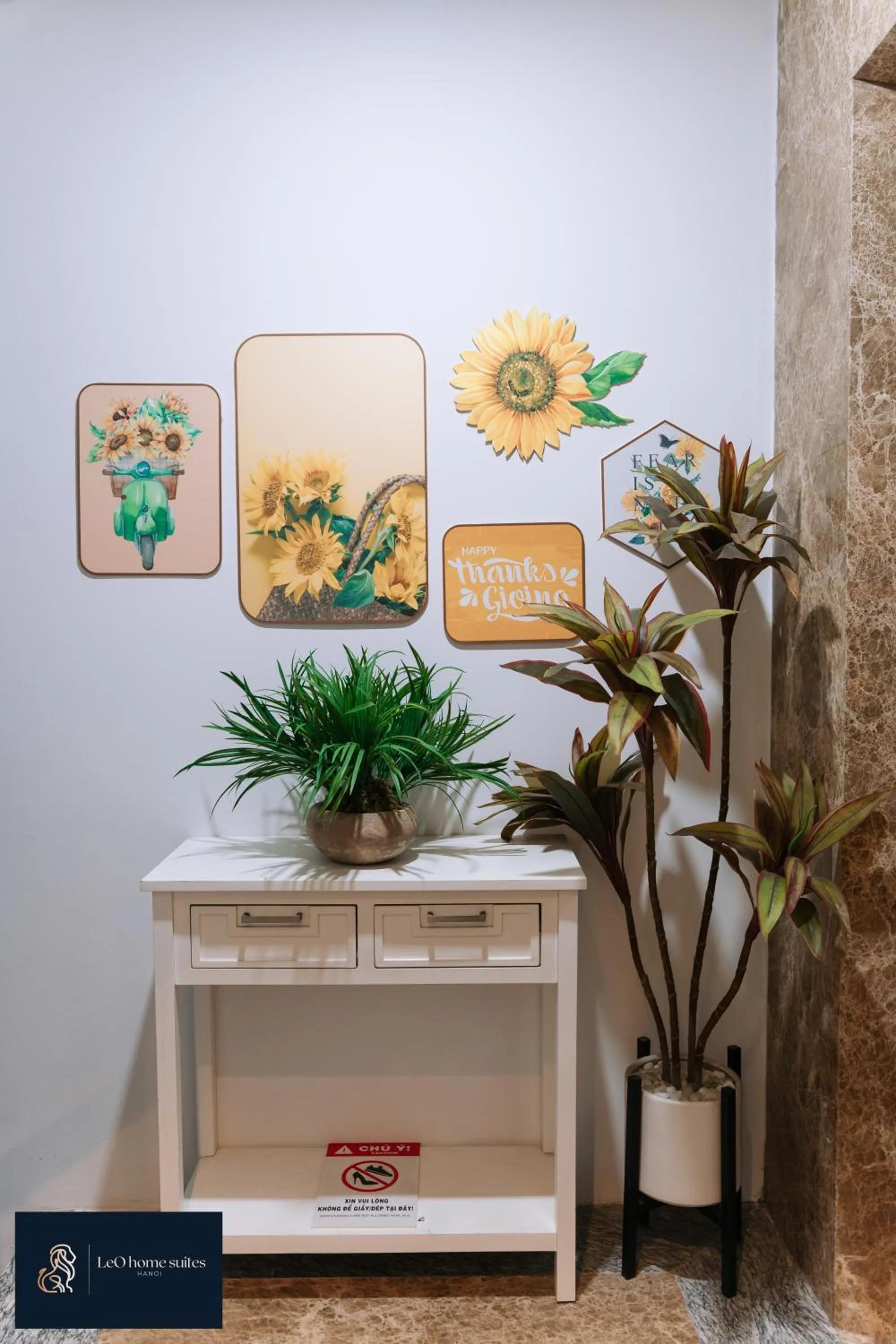 Decorative detail in High-ser Apt w Greenview, Projector and 2BR incenter - So warmly and spacious