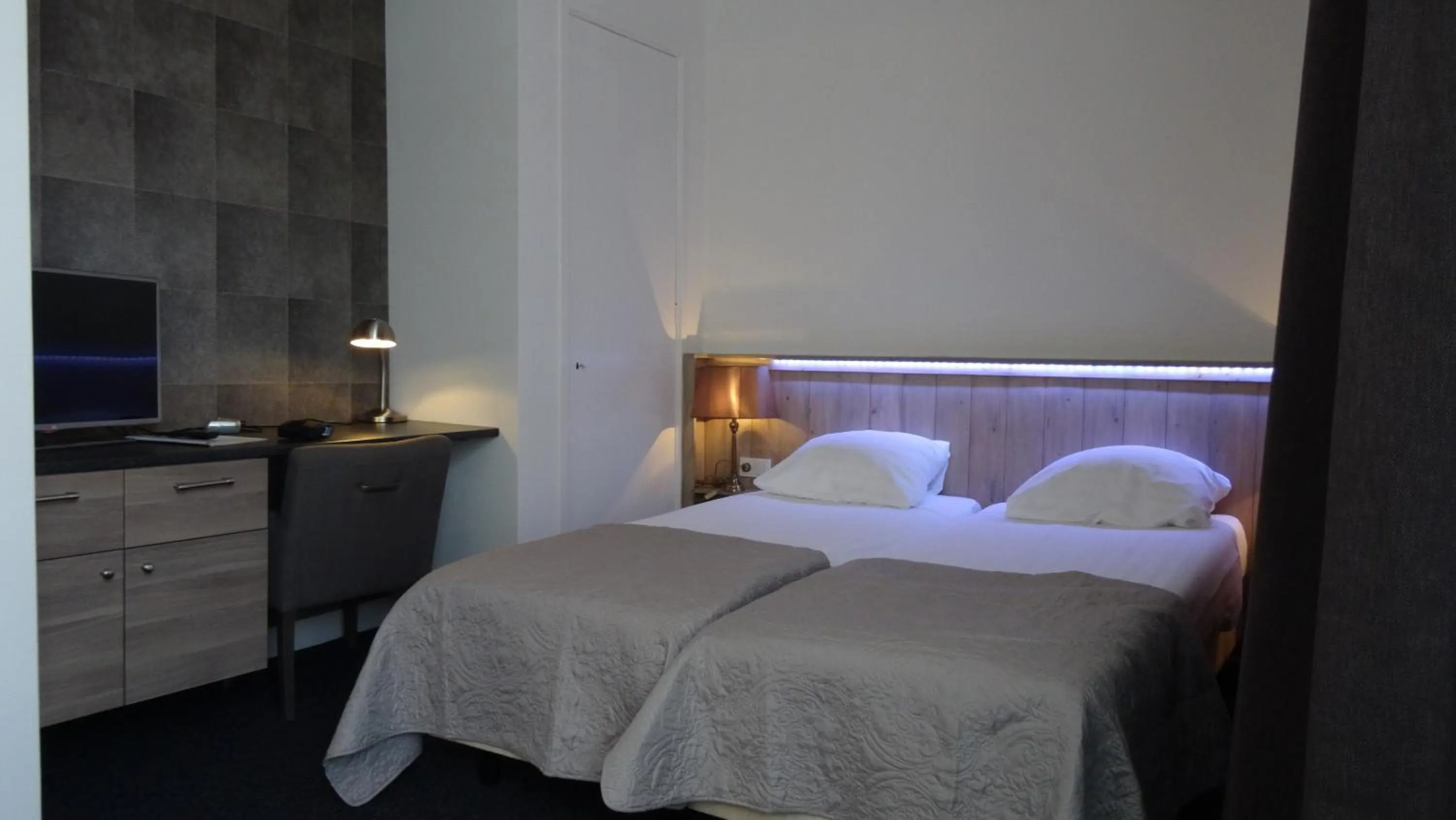 Photo of the whole room, Bed in Hotel Café Restaurant De Posthoorn