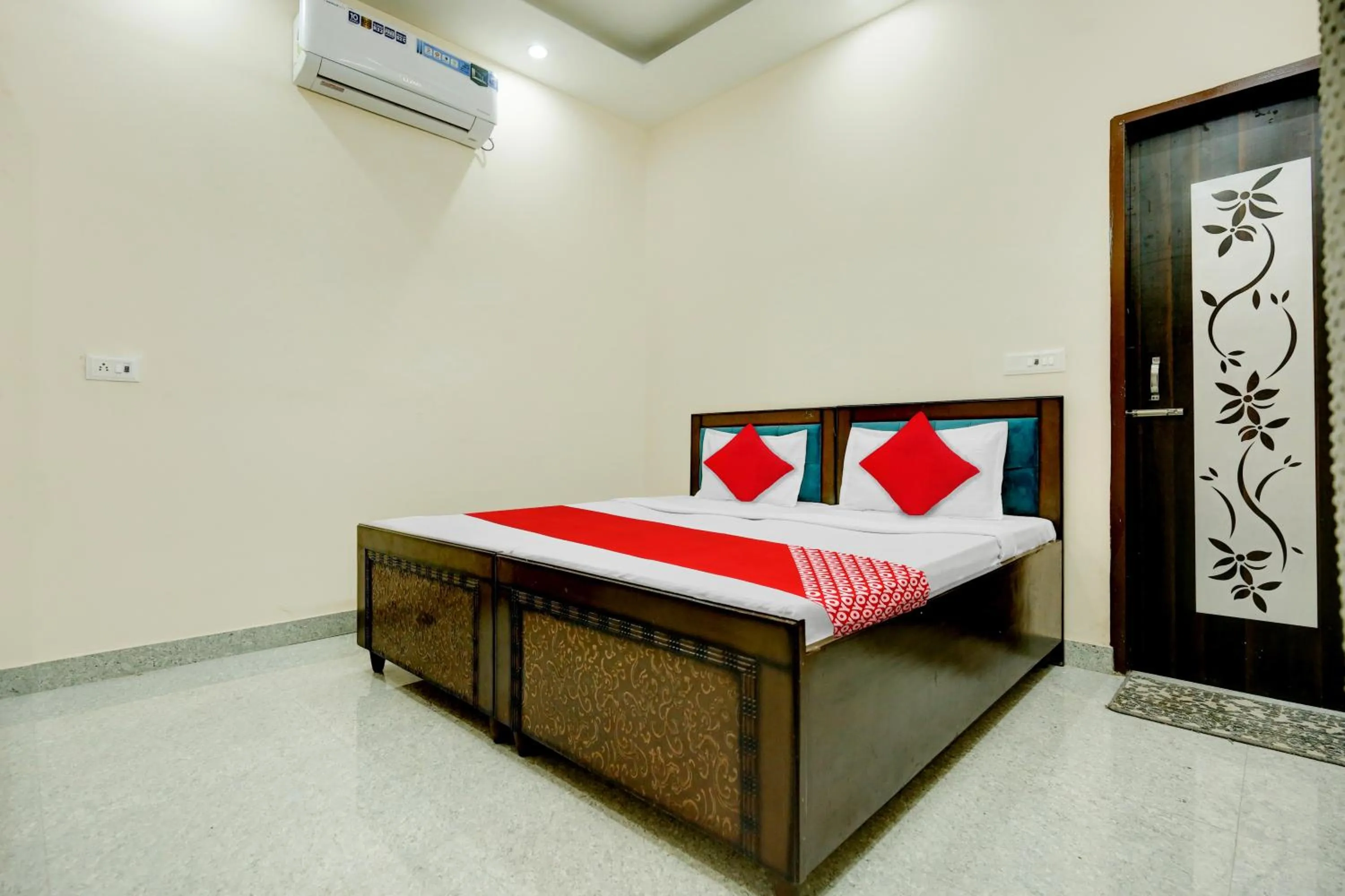 Bedroom, Bed in Flagship Hotel Classic