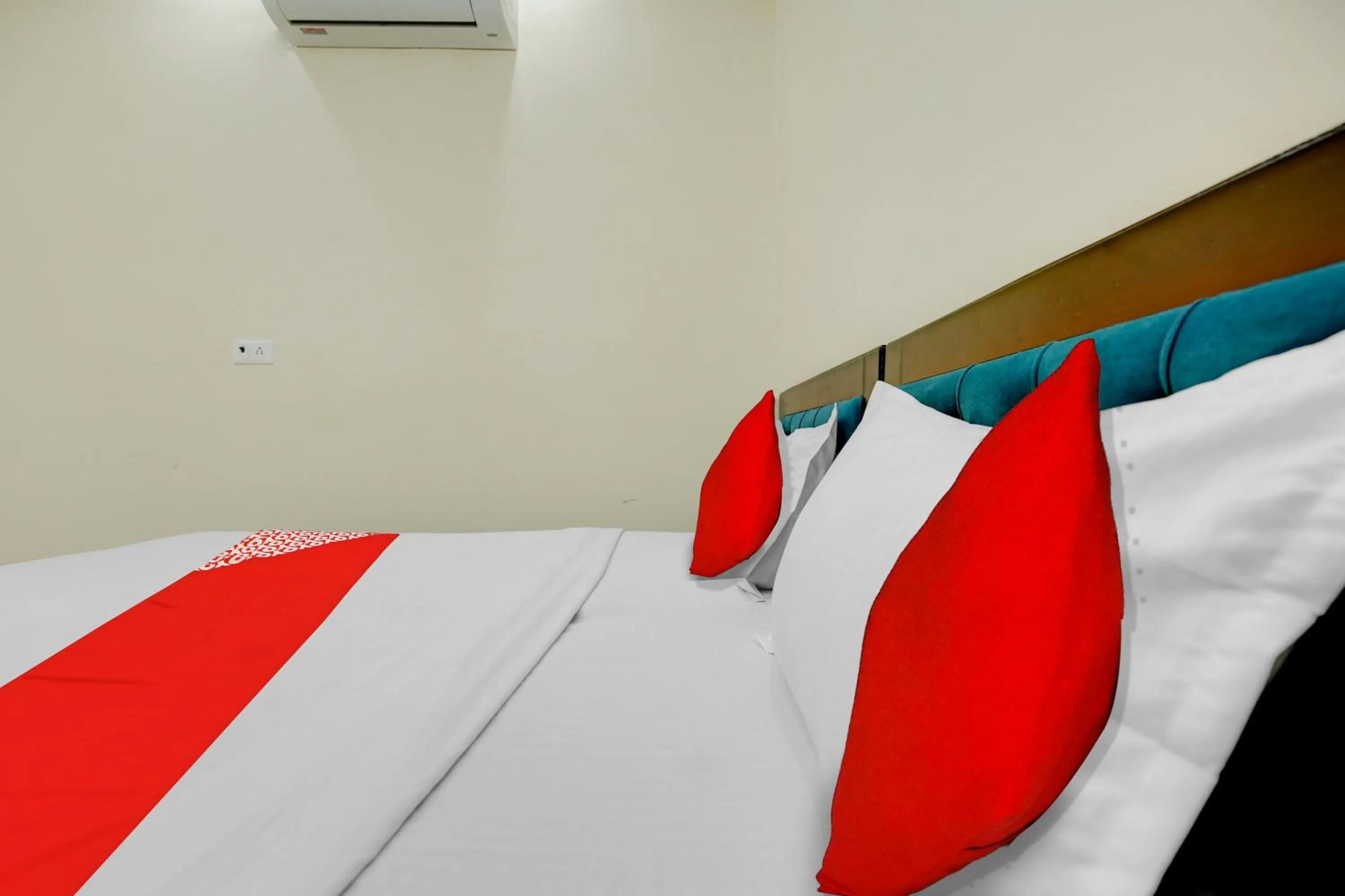 Bedroom, Bed in Flagship Hotel Classic