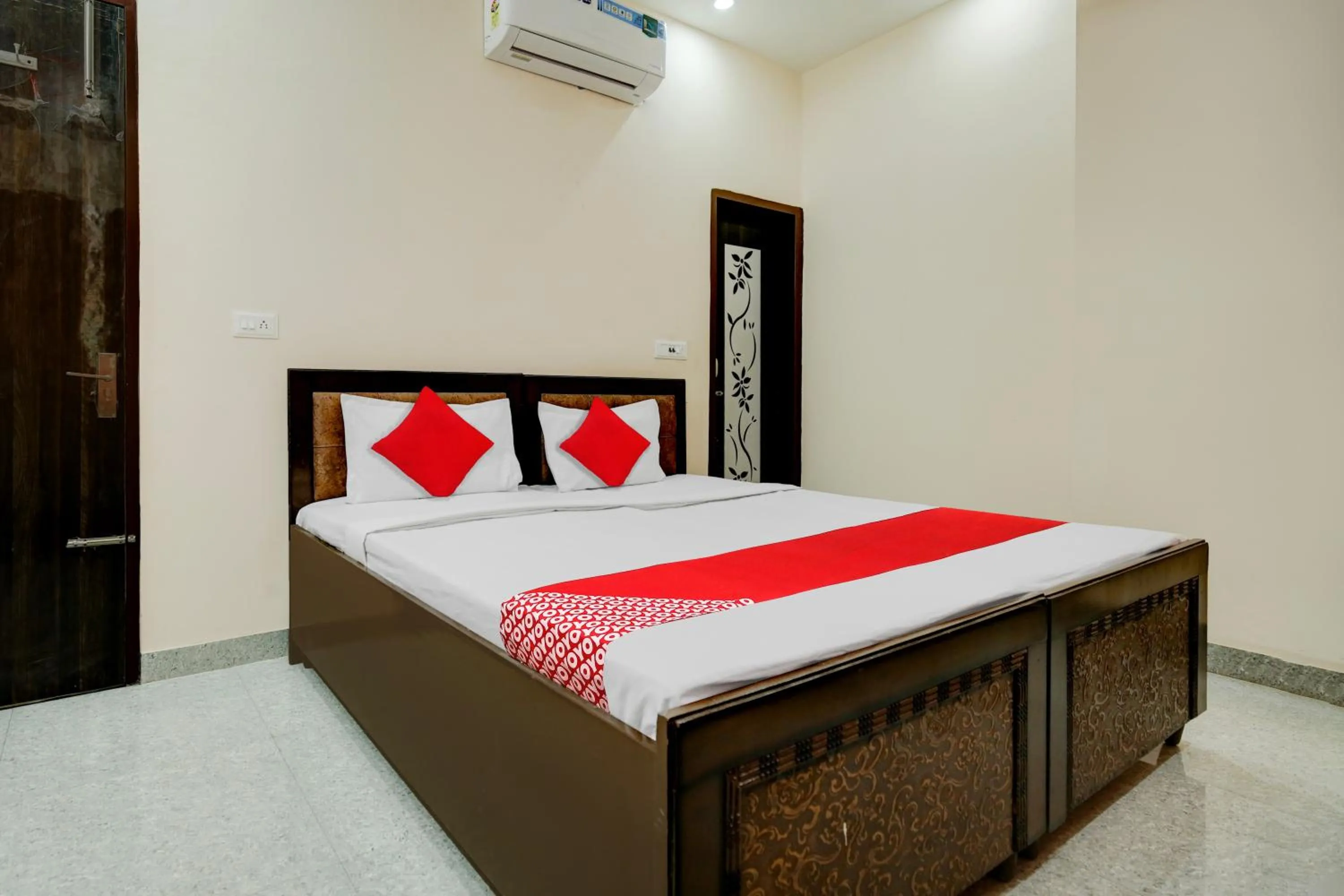 Bedroom, Bed in Flagship Hotel Classic