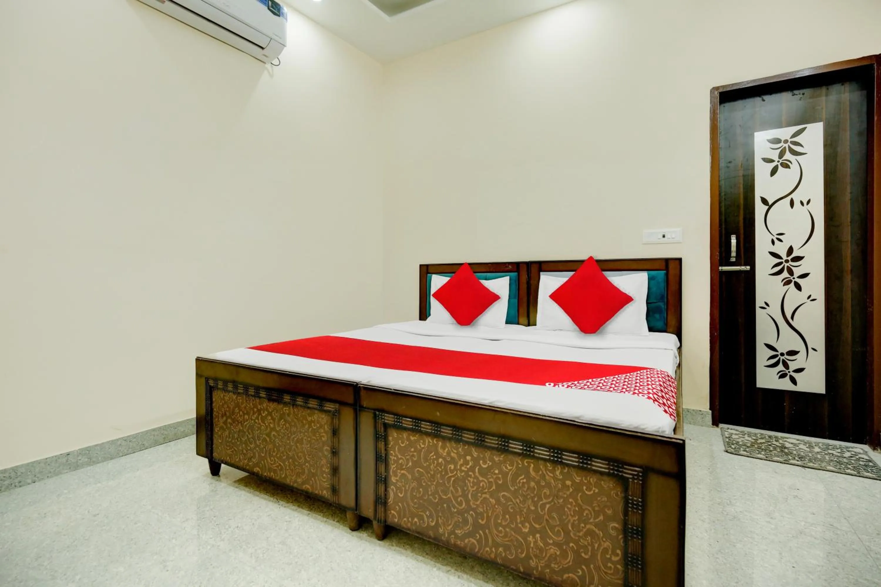 Bedroom, Bed in Flagship Hotel Classic