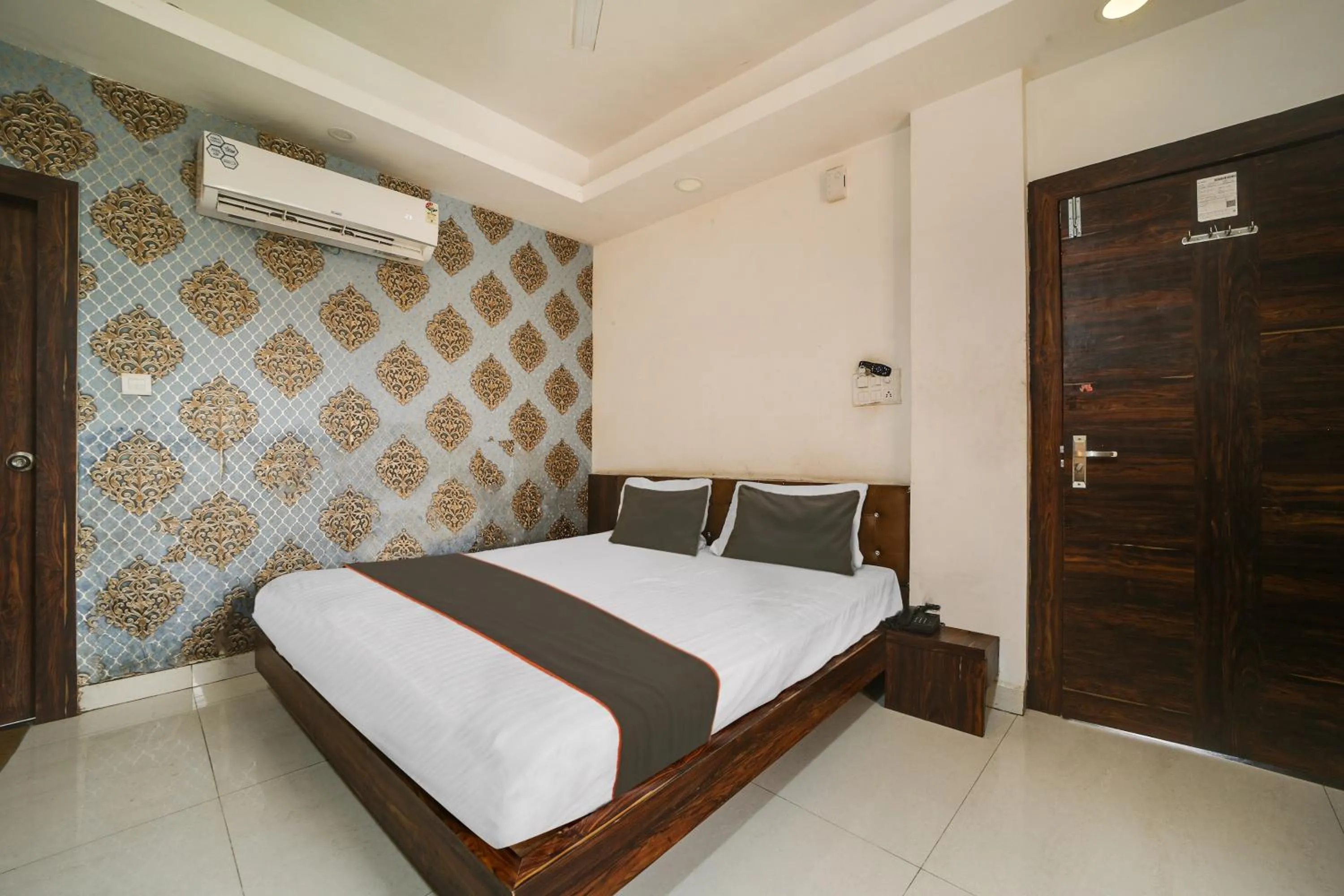 Facade/entrance, Bed in Hotel O Ocean Pearl