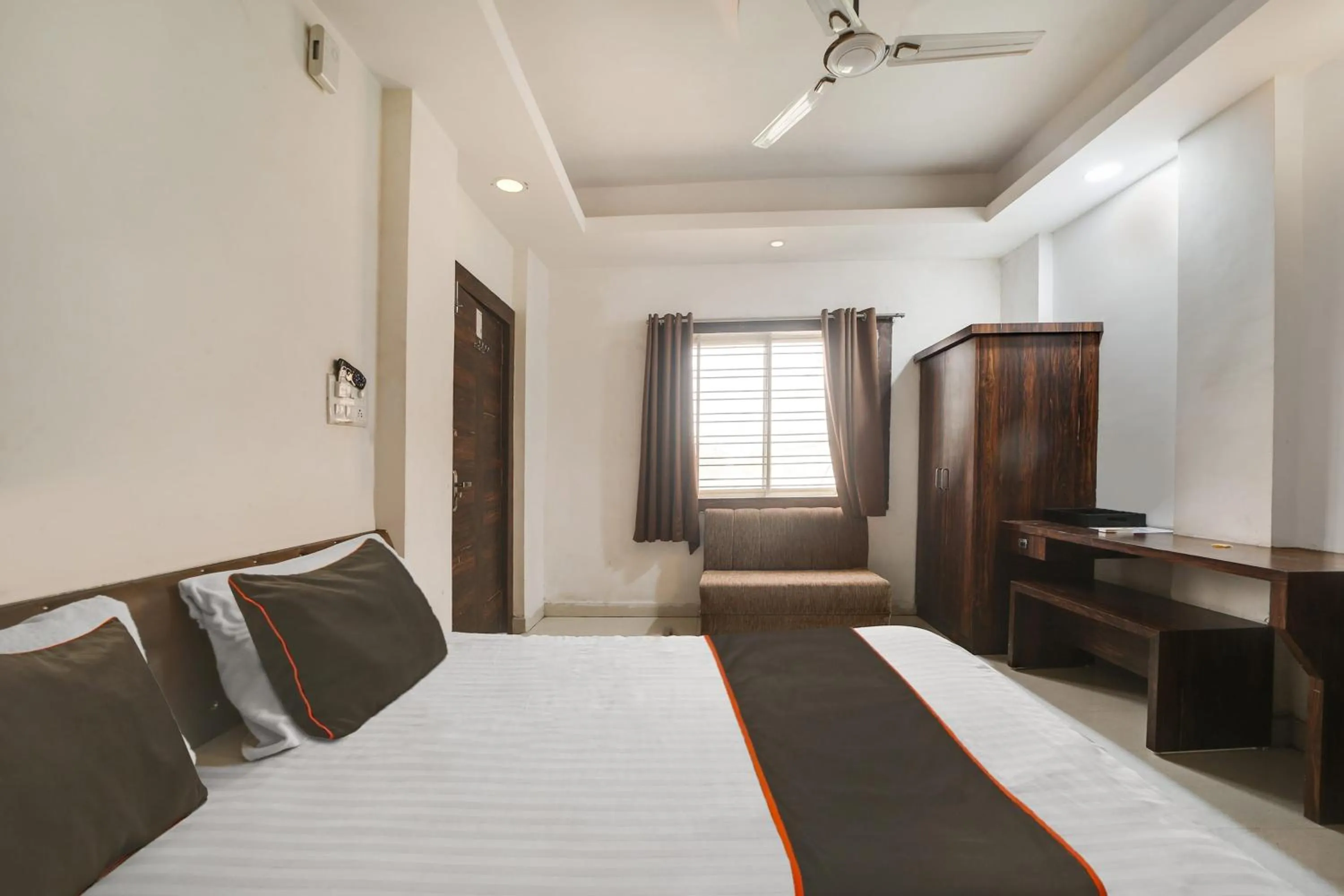 Facade/entrance, Bed in Hotel O Ocean Pearl