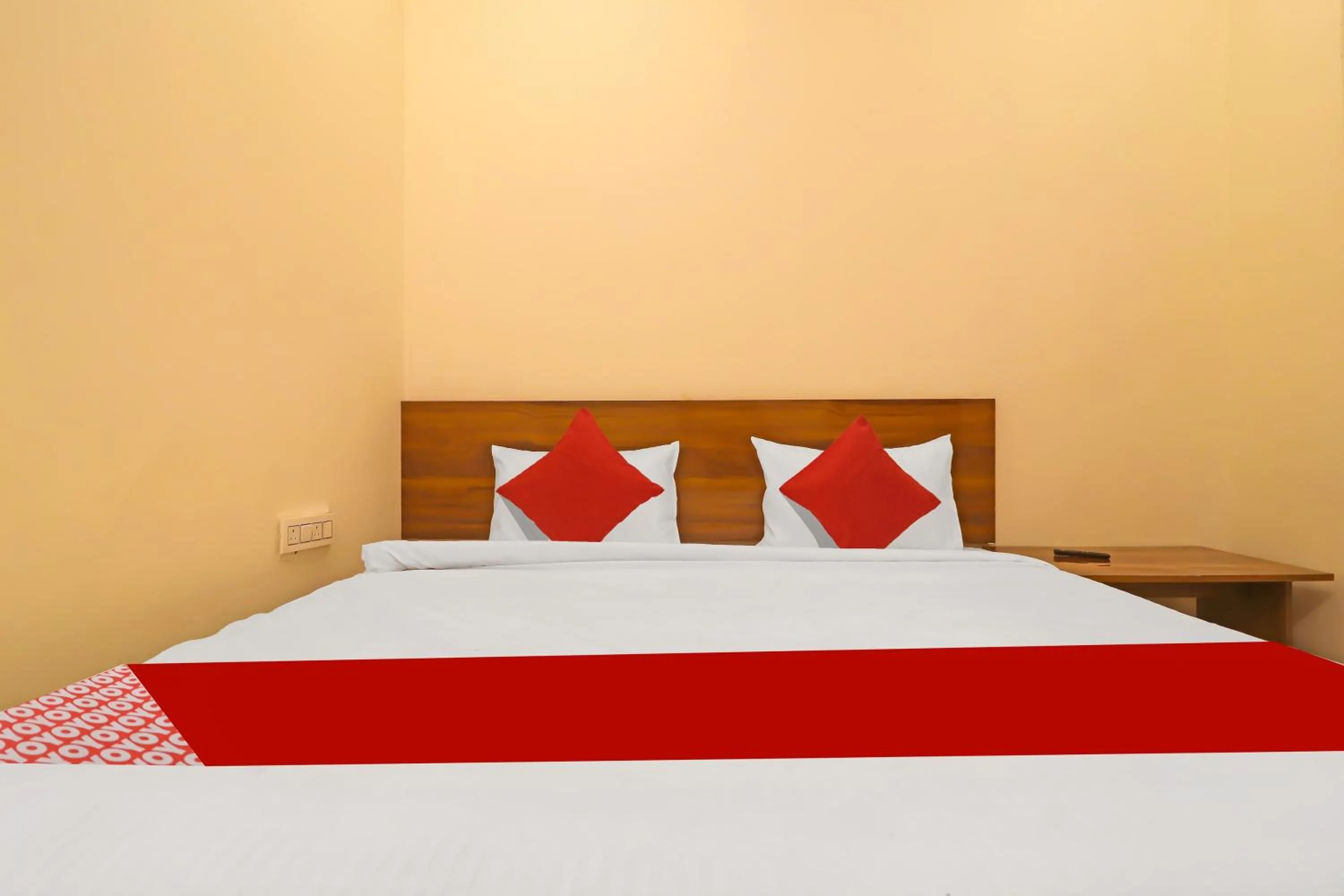 Bedroom, Bed in Hotel O Ragas Inn