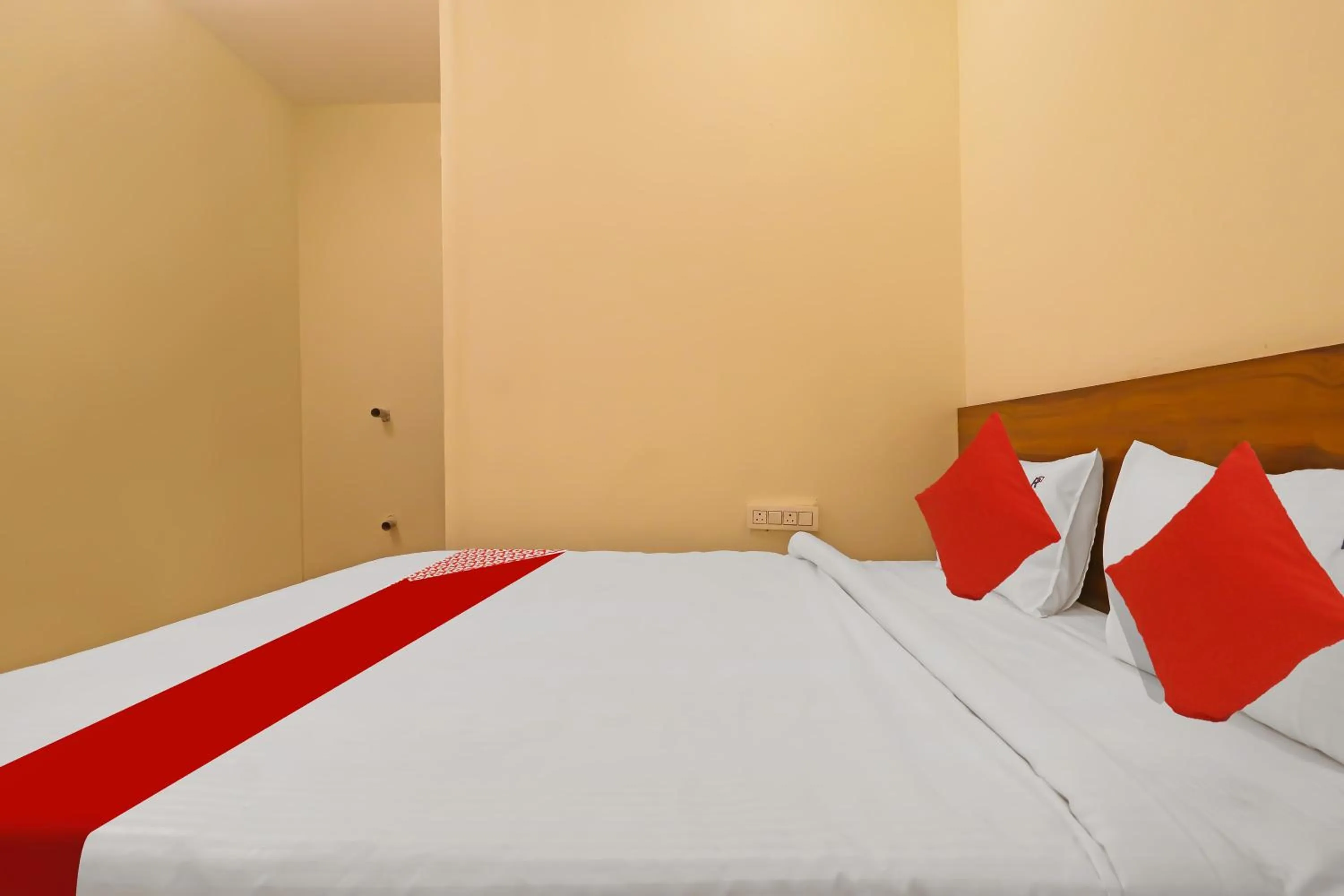 Bedroom, Bed in Hotel O Ragas Inn