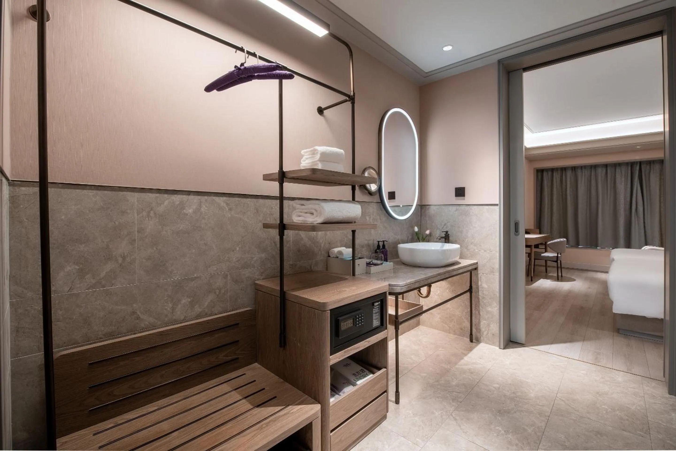 towels, Bed in Mercure Guangzhou Baiyun International Airport - Airport Free Shuttle Bus