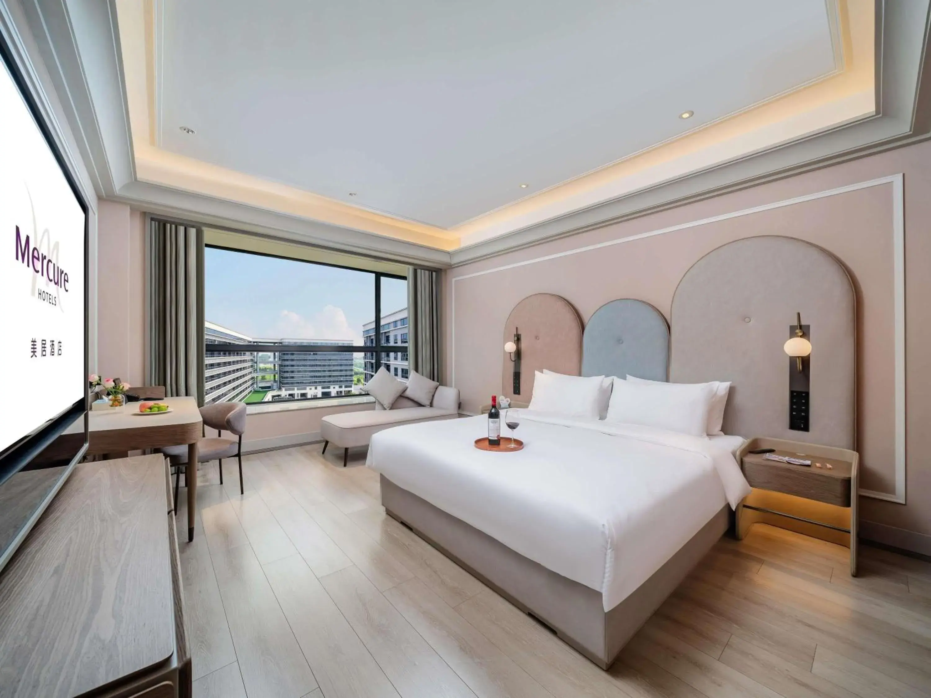 Superior Room with One King Bed in Mercure Guangzhou Baiyun International Airport - Airport Free Shuttle Bus Superior Room with One King Bed in Mercure Guangzhou Baiyun International Airport - Airport Free Shuttle Bus