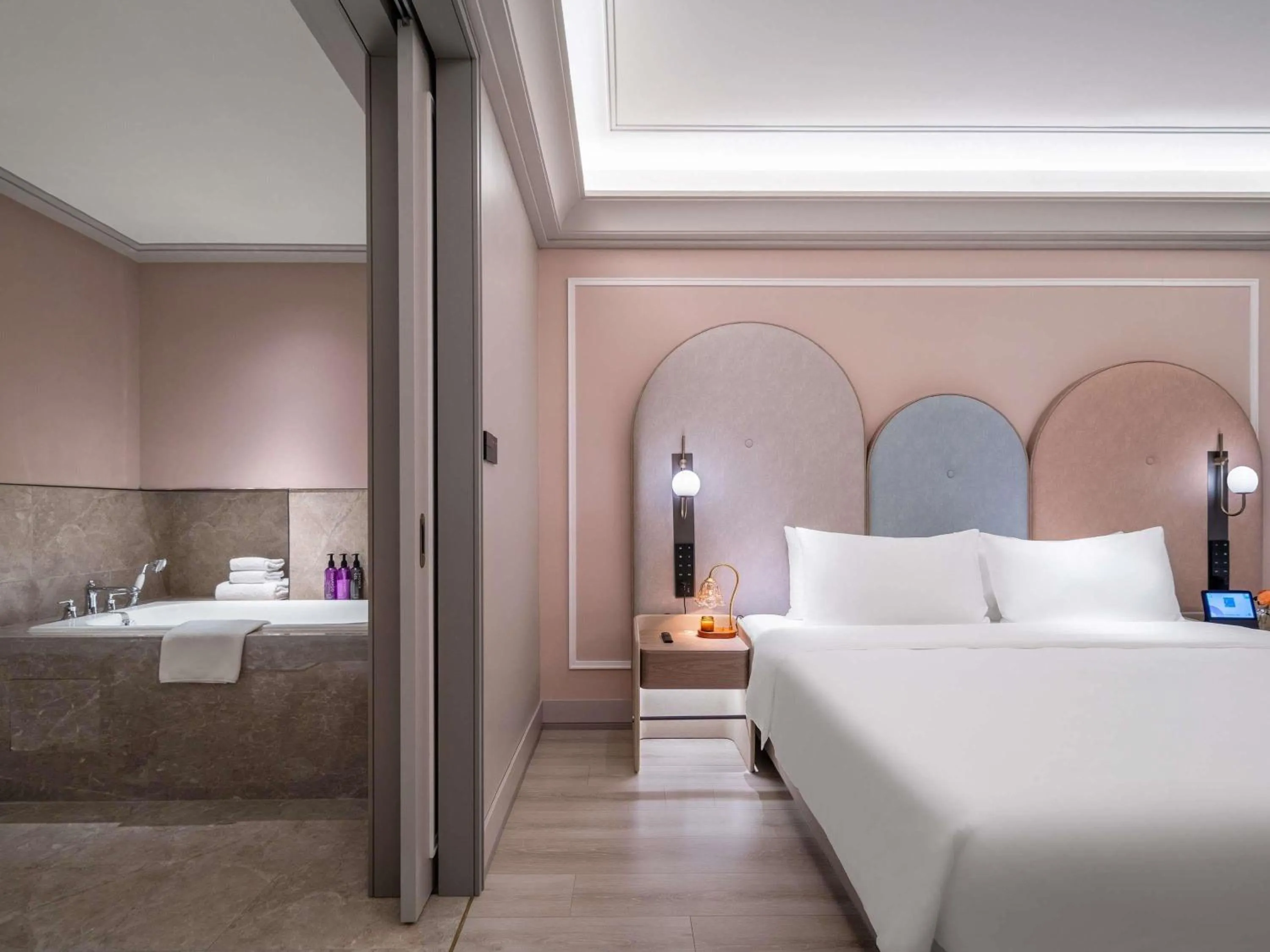 Photo of the whole room, Bed in Mercure Guangzhou Baiyun International Airport - Airport Free Shuttle Bus