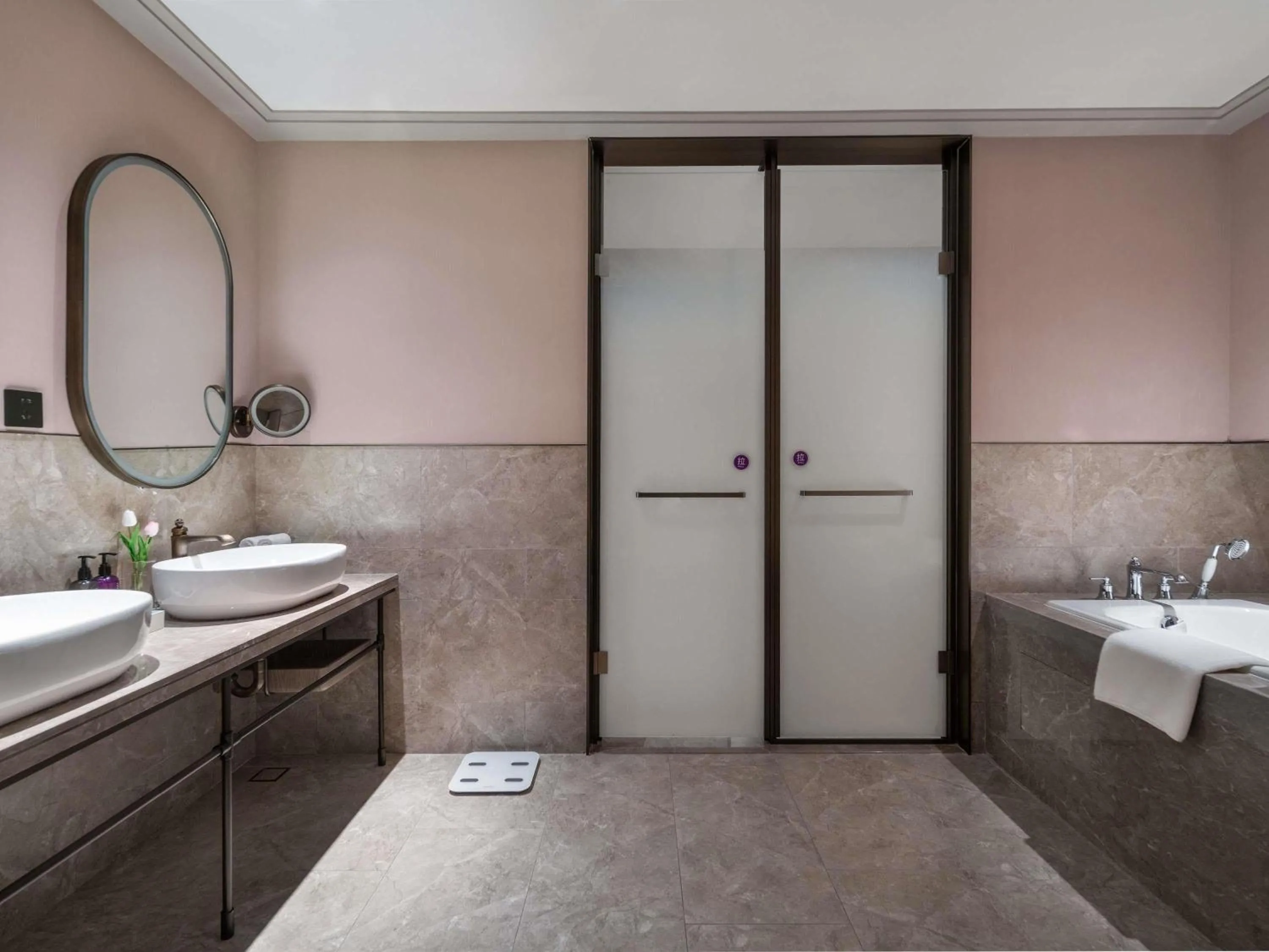 Photo of the whole room in Mercure Guangzhou Baiyun International Airport - Airport Free Shuttle Bus