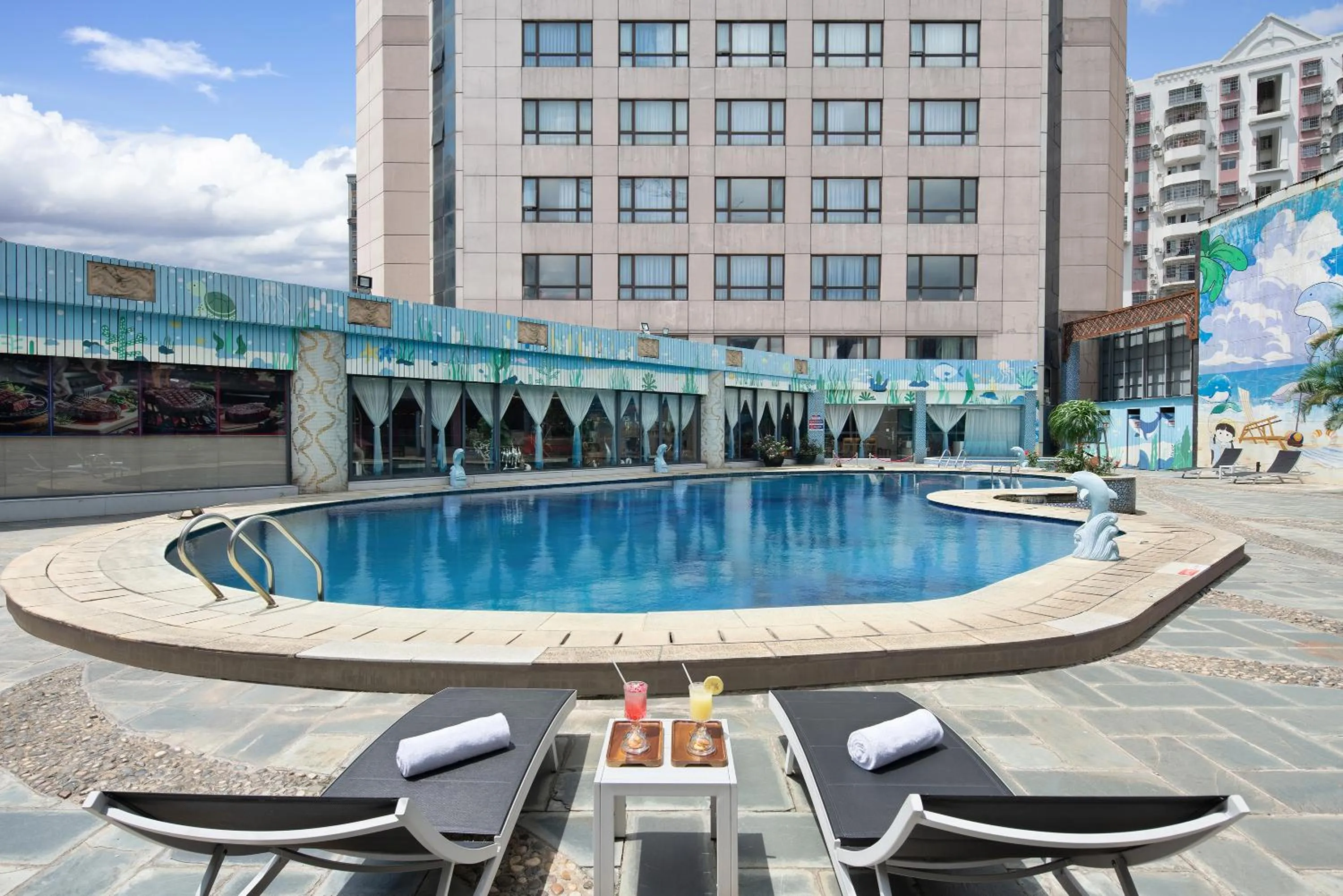 Swimming pool in Haikou Mingguang Shengyi Hotel