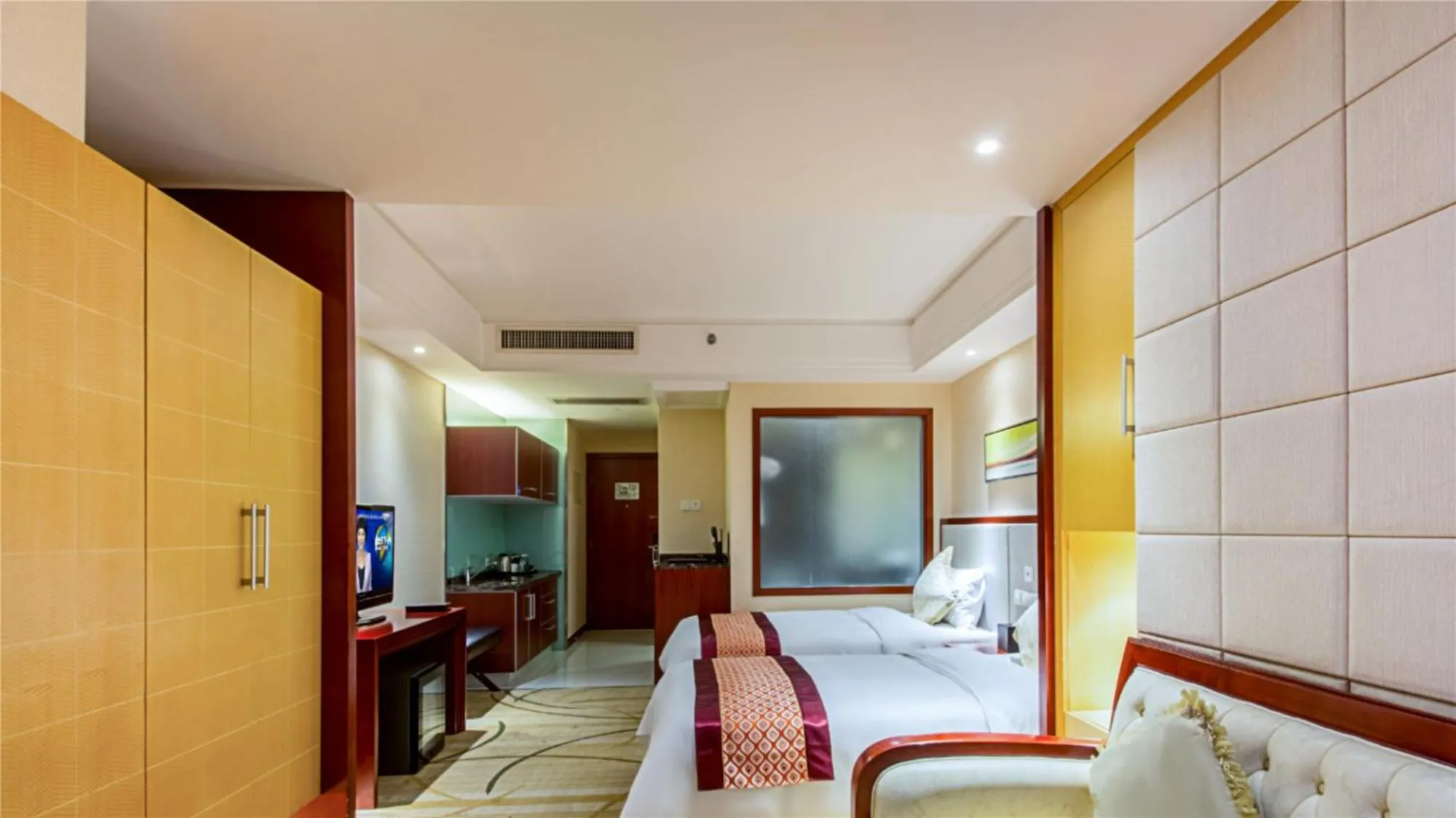 Photo of the whole room, Bed in Haikou Mingguang Shengyi Hotel