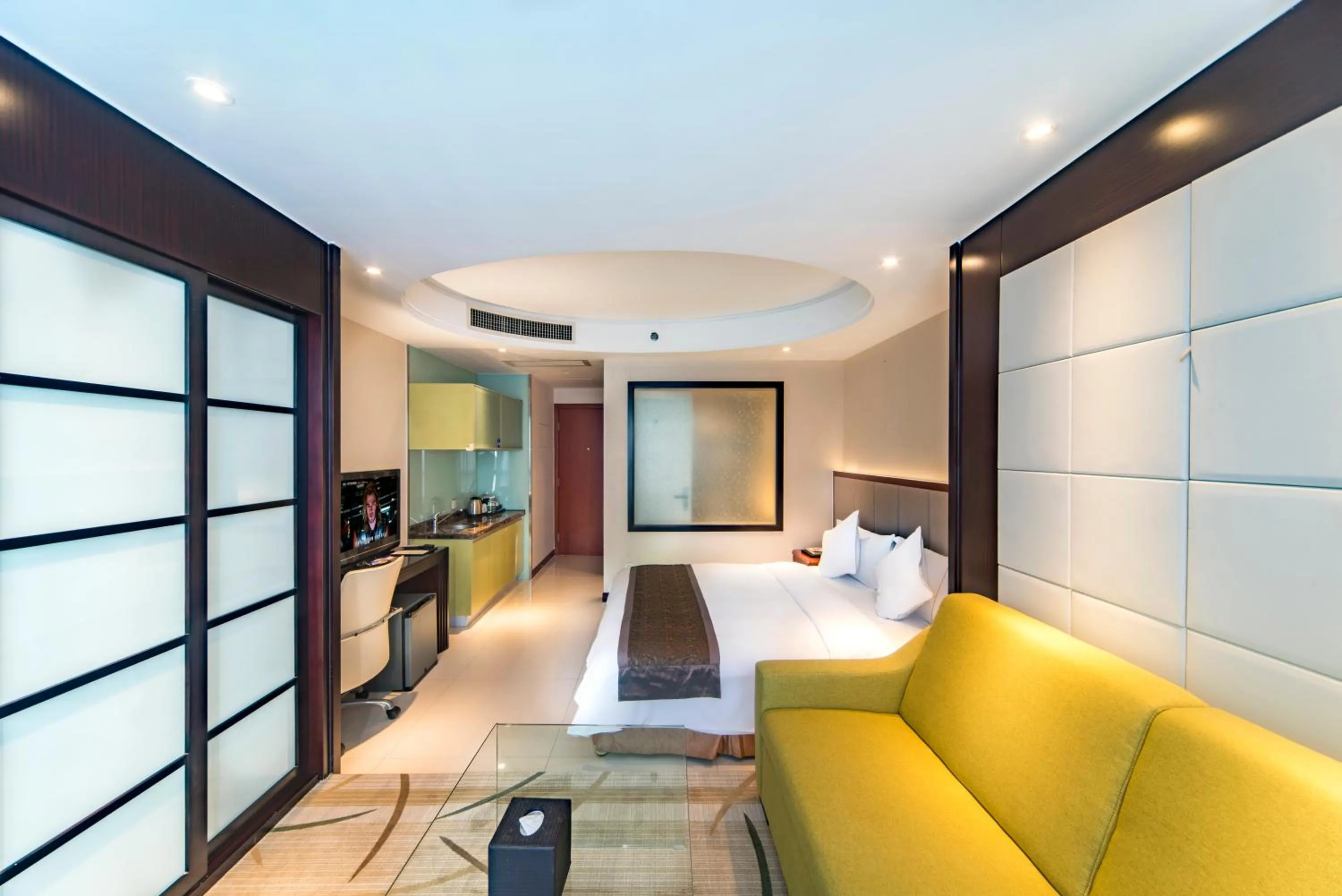 Photo of the whole room, Bed in Haikou Mingguang Shengyi Hotel