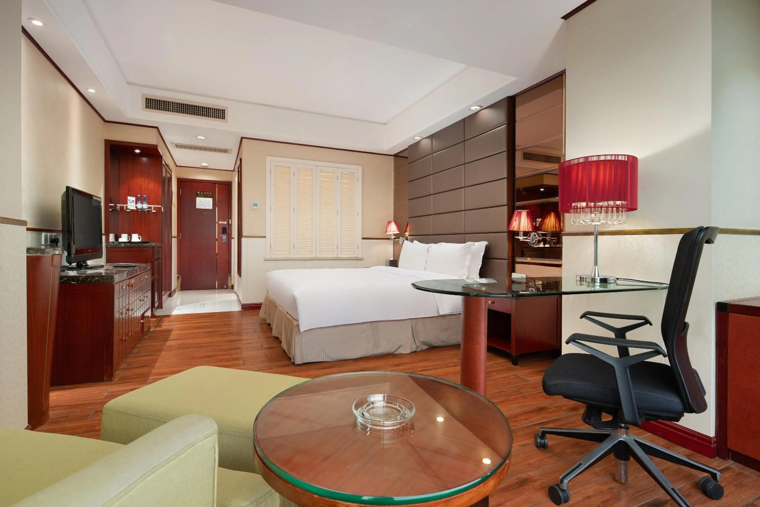 Bedroom, Bed in Haikou Mingguang Shengyi Hotel