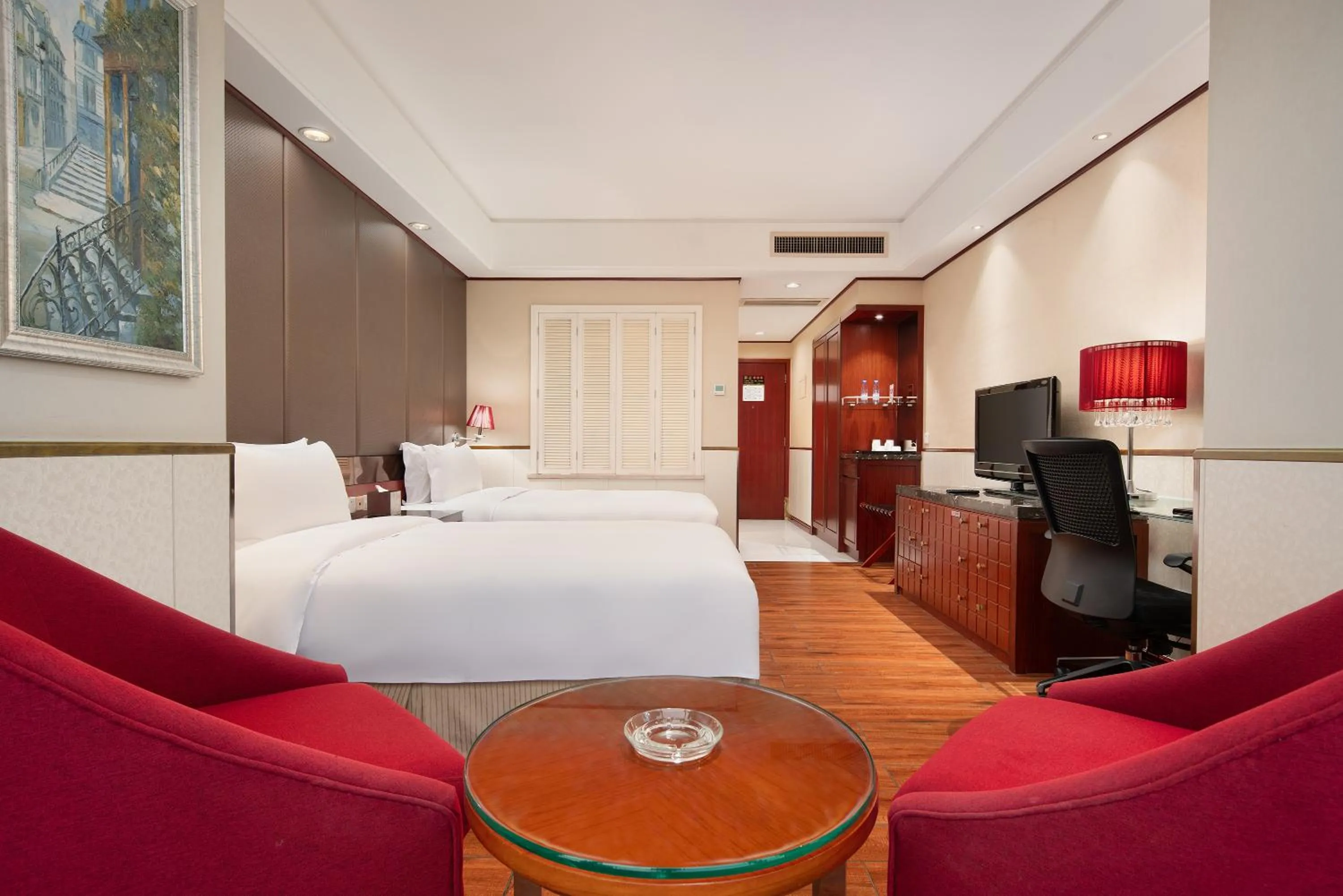 Photo of the whole room, Bed in Haikou Mingguang Shengyi Hotel