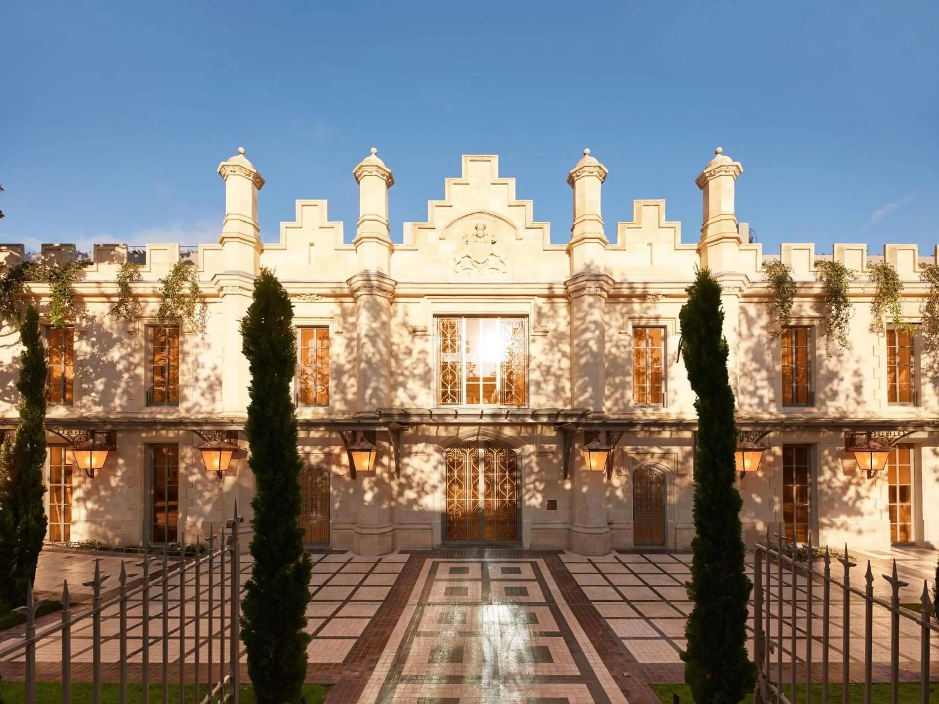 Property building in Mondrian Bordeaux Les Carmes Property building in Mondrian Bordeaux Les Carmes