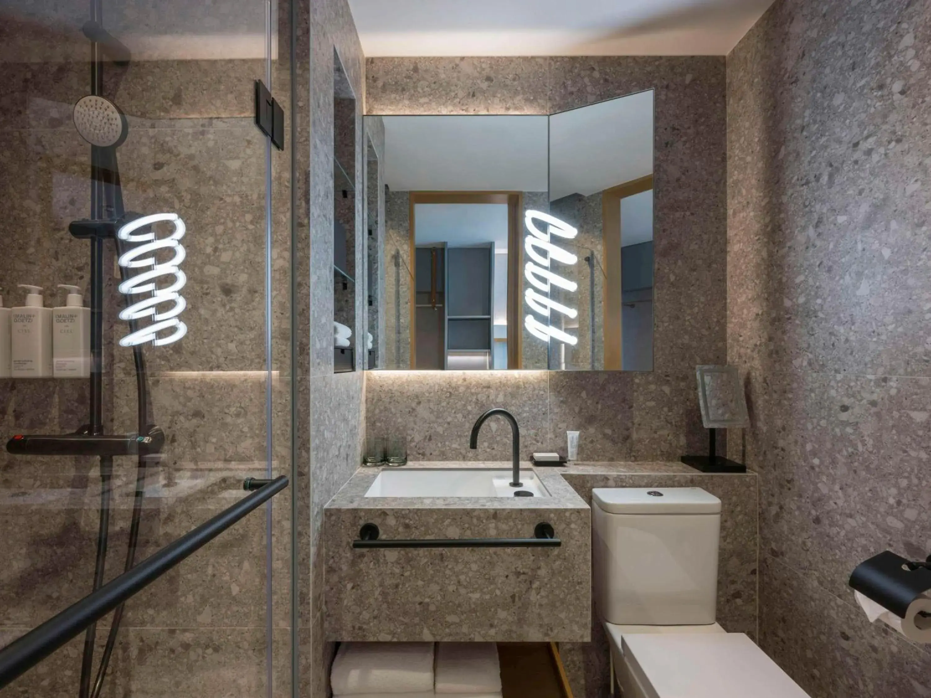 Skyline Deluxe Twin Room in Mondrian Hong Kong Skyline Deluxe Twin Room in Mondrian Hong Kong