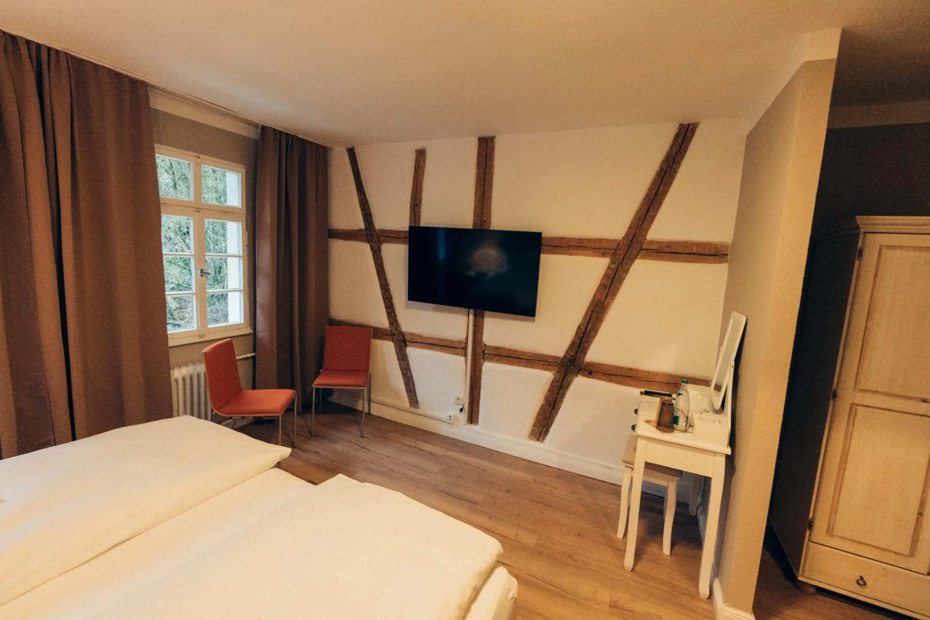 TV and multimedia, Bed in Gasthof Hotel zur Post