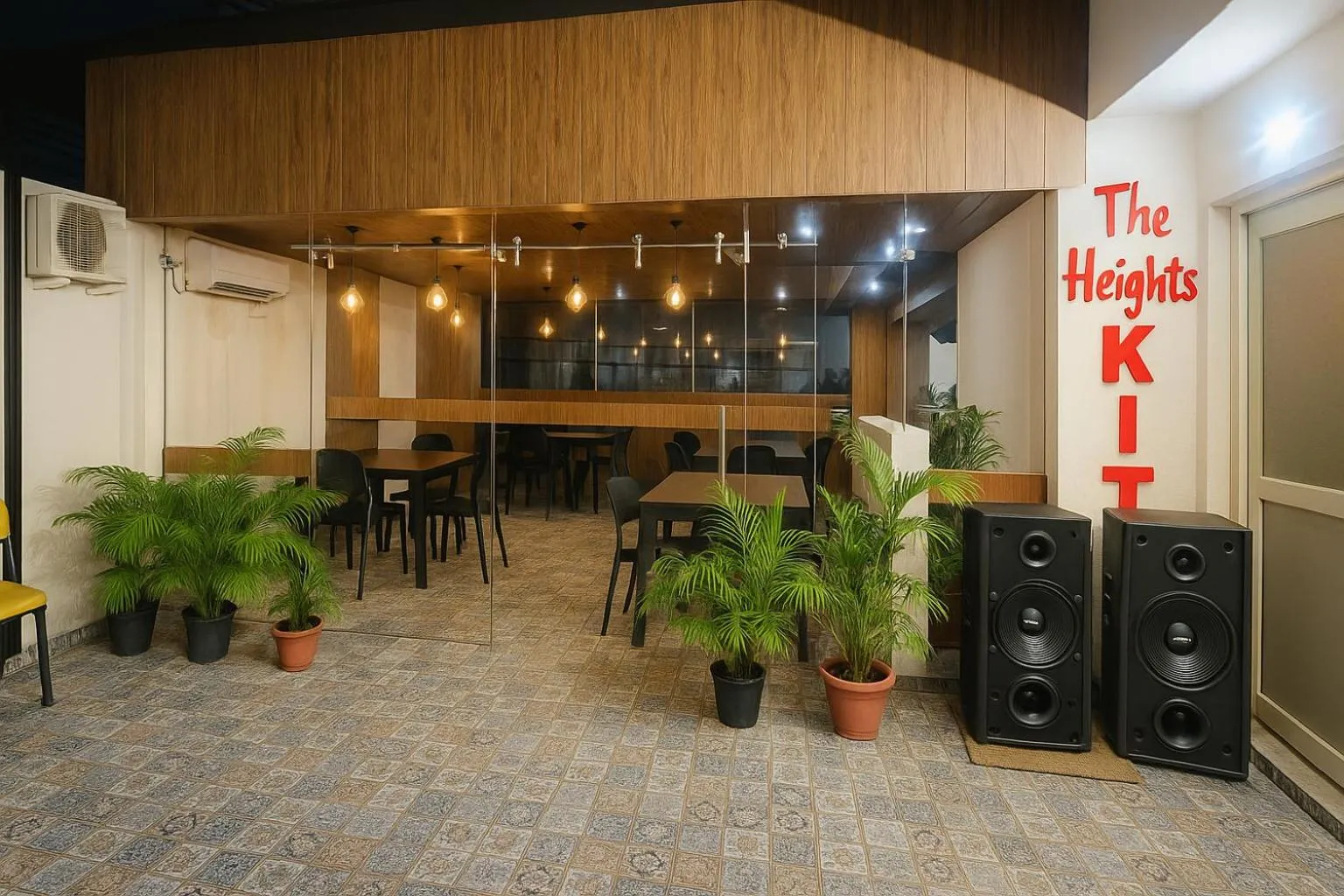 Restaurant/places to eat in Hotel The Heights