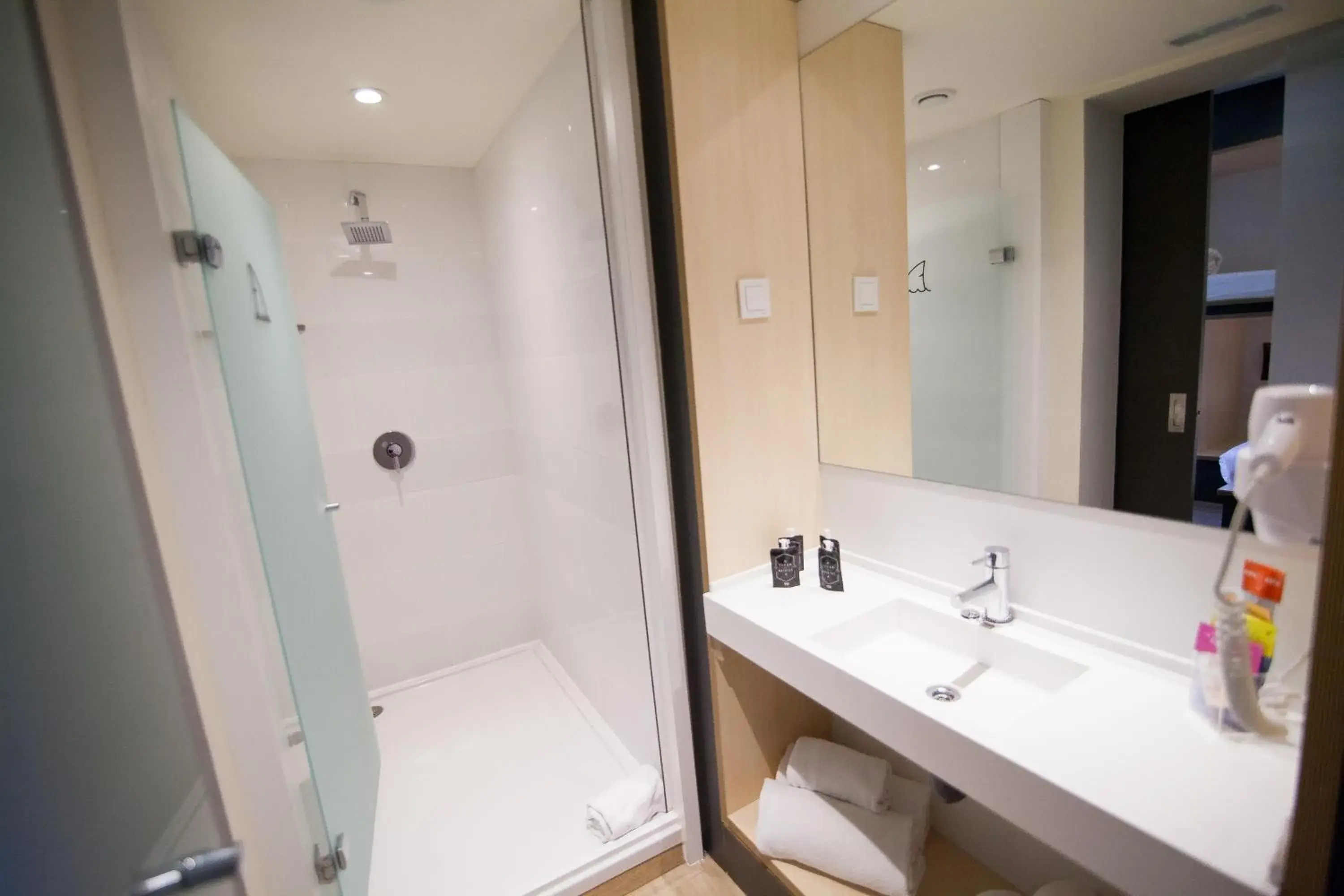 Shower, Bathroom in Toc Hostel Madrid