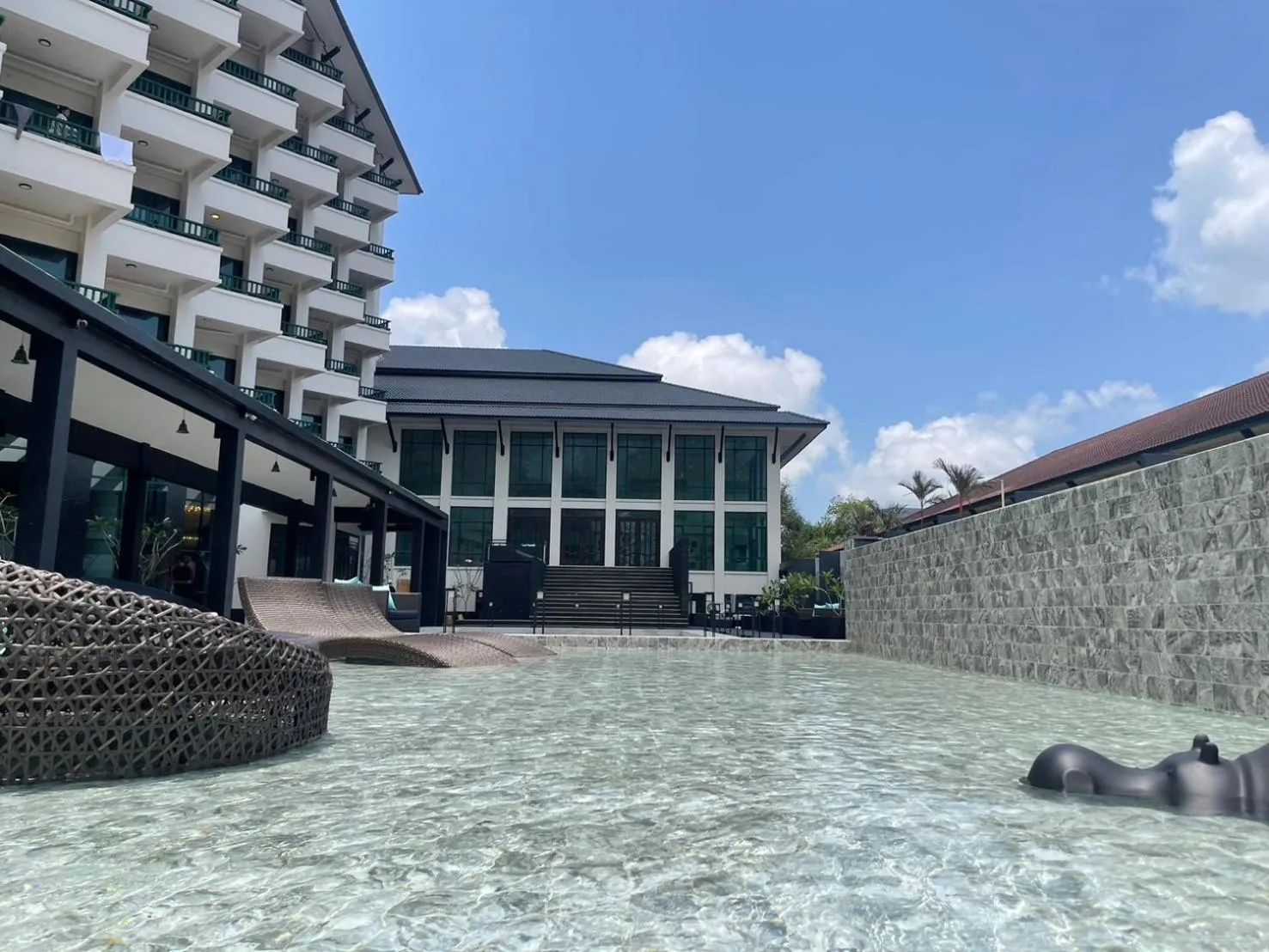 Swimming pool in Solis Beach Hotel Rajamangala