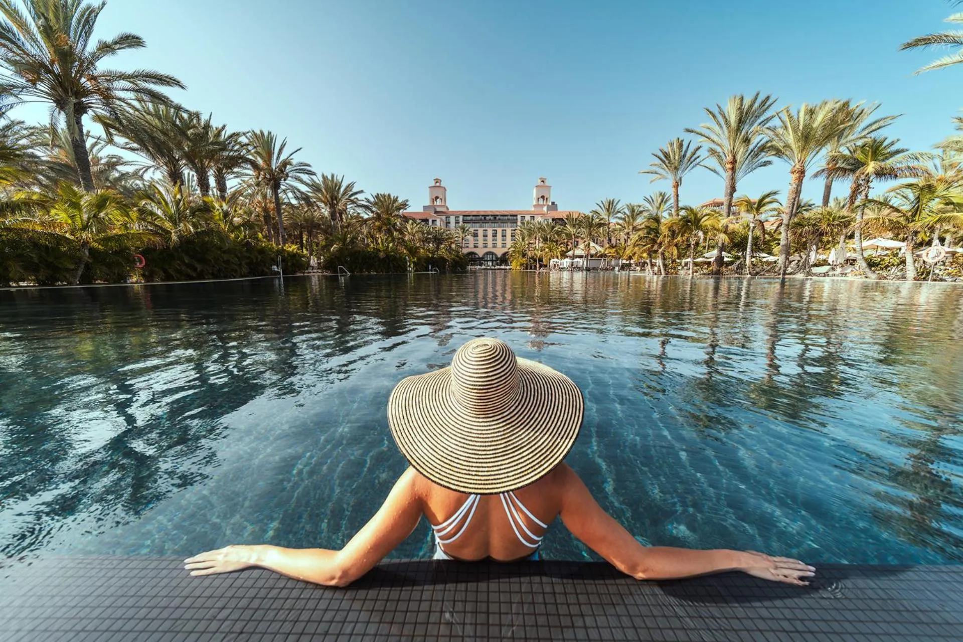 Swimming pool in Unique Club at Lopesan Costa Meloneras Resort