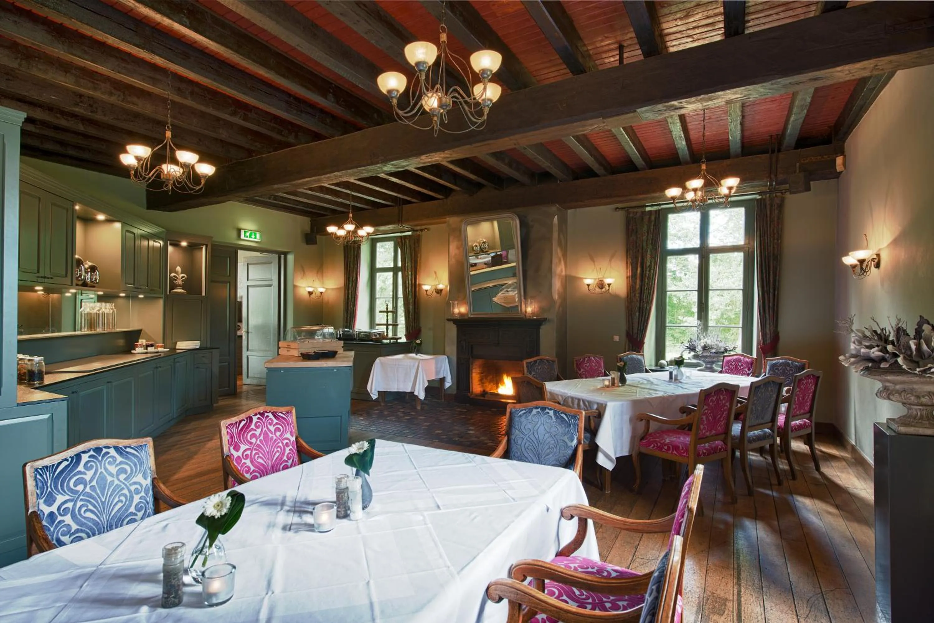 Communal lounge/ TV room in Romantik Hotel Kasteel Daelenbroeck