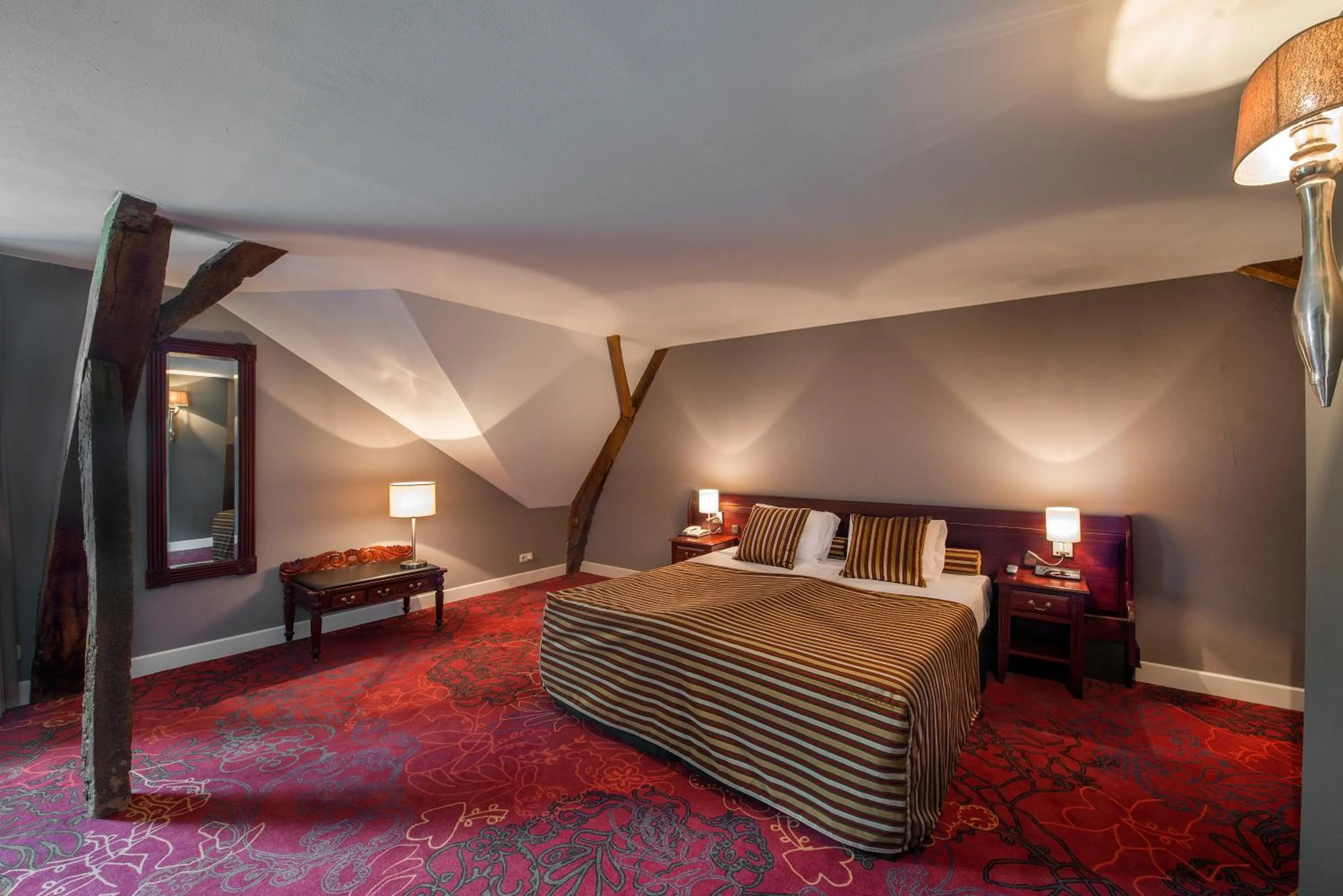 Photo of the whole room, Bed in Romantik Hotel Kasteel Daelenbroeck