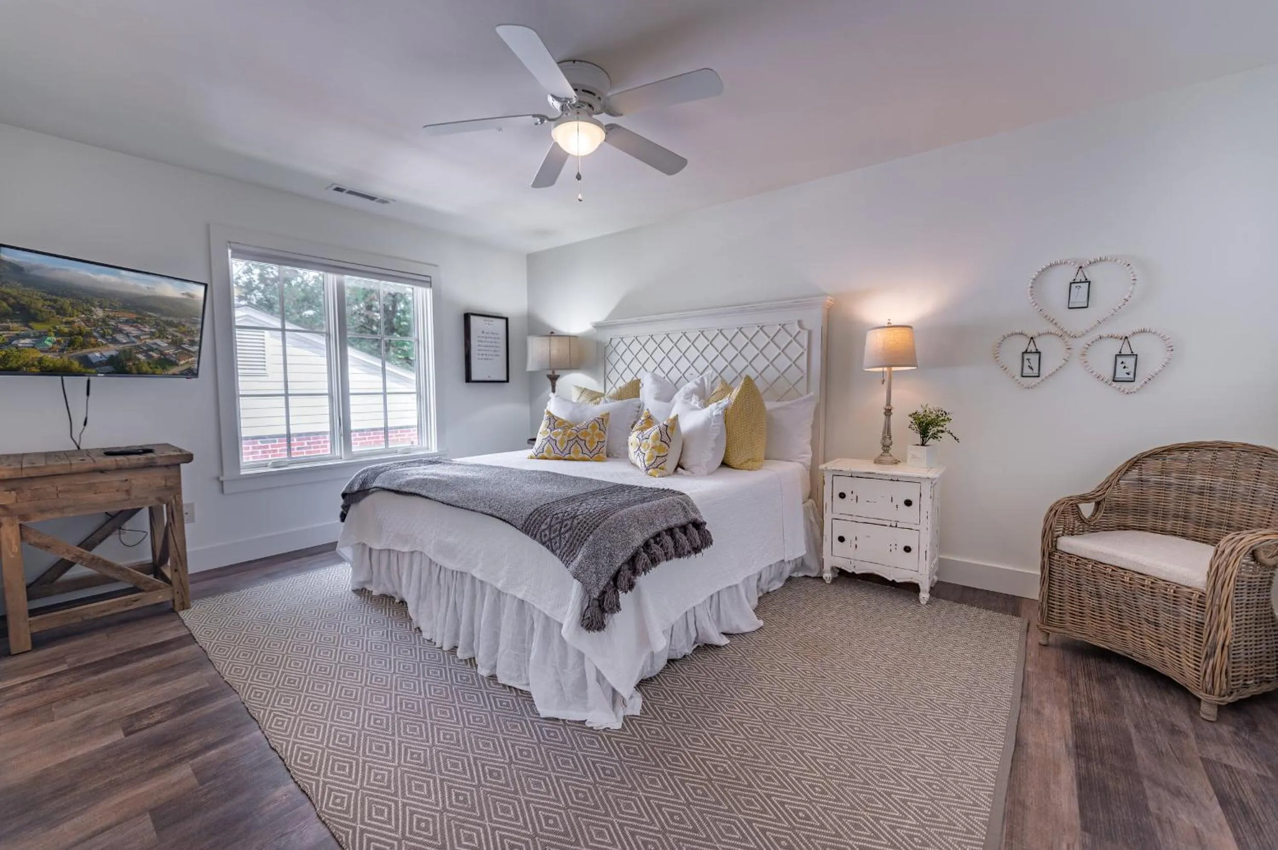 Bed in Bridge Creek Inn