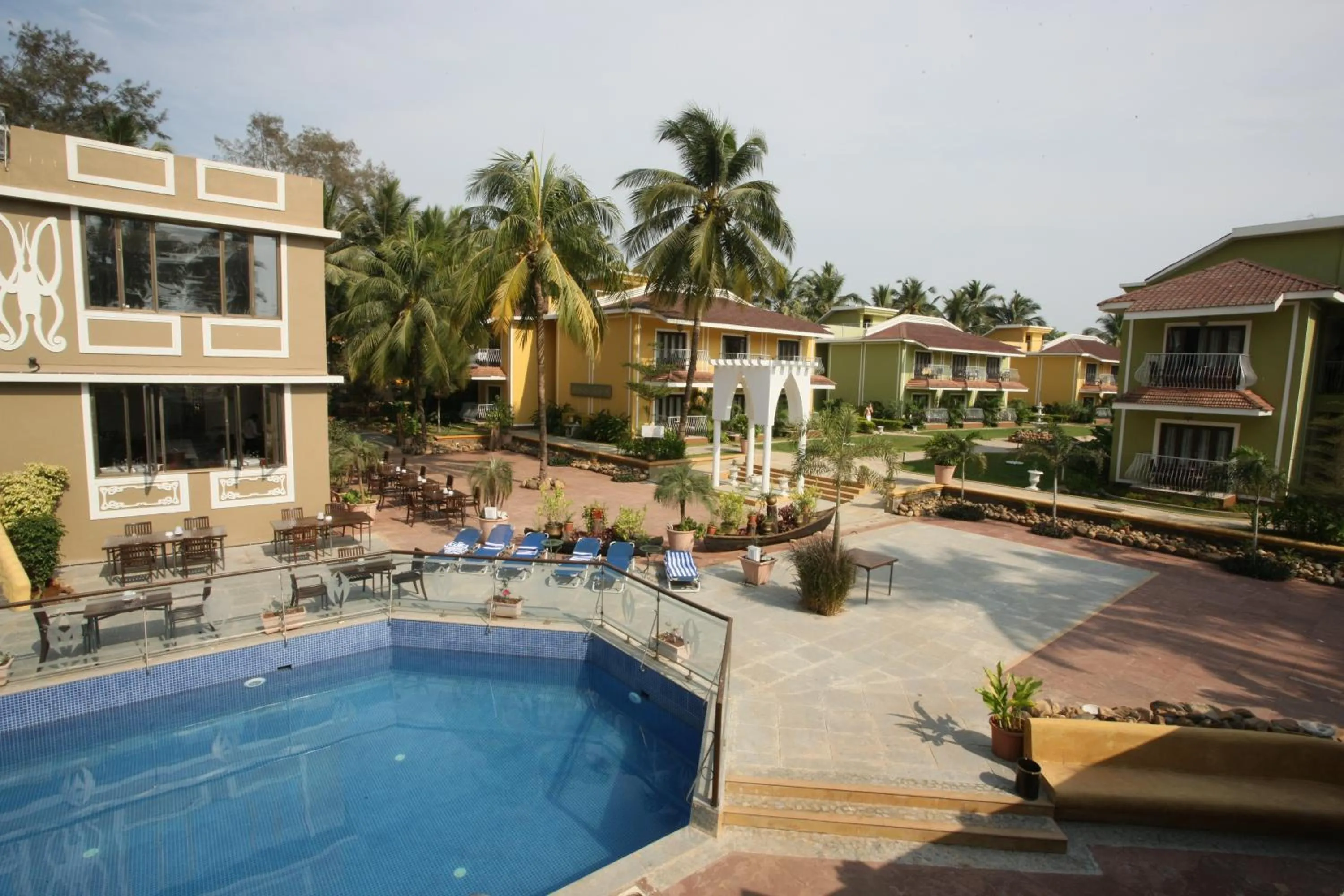 Swimming pool in Club Mahindra Acacia Palms