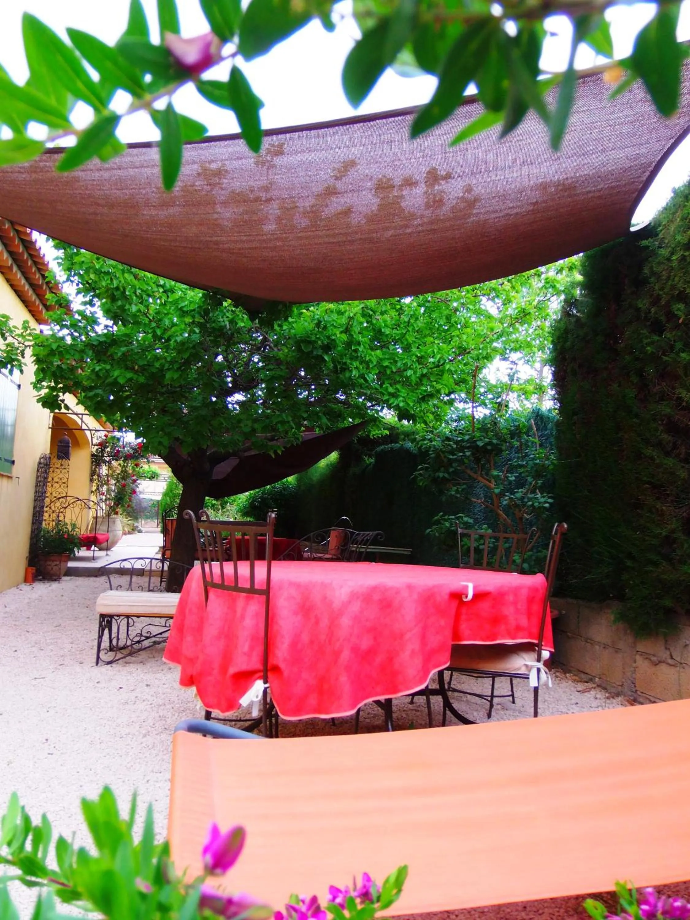 Property building in Aux Amandiers