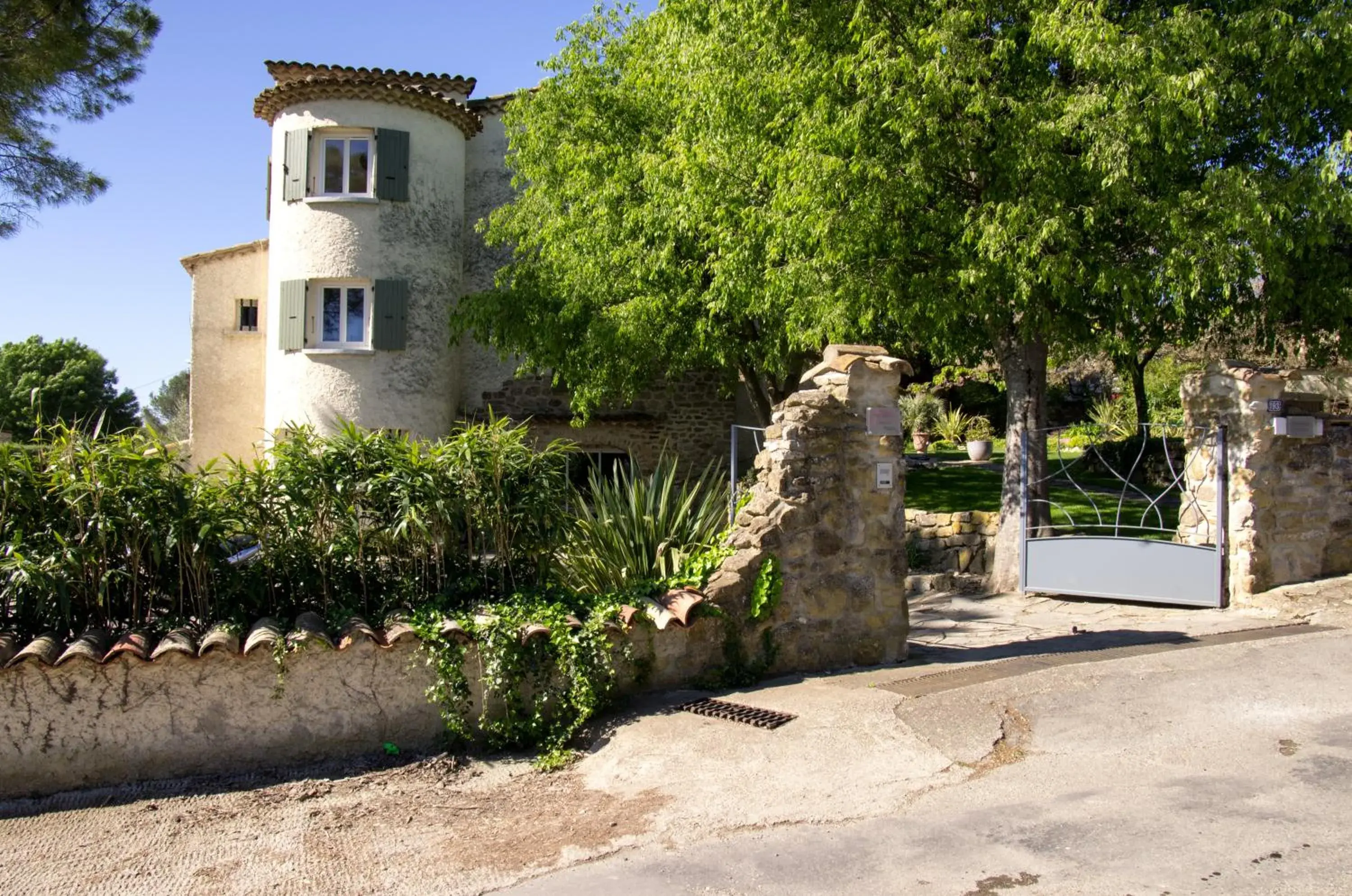 Property building in La Bastide des Mûriers Property building in La Bastide des Mûriers