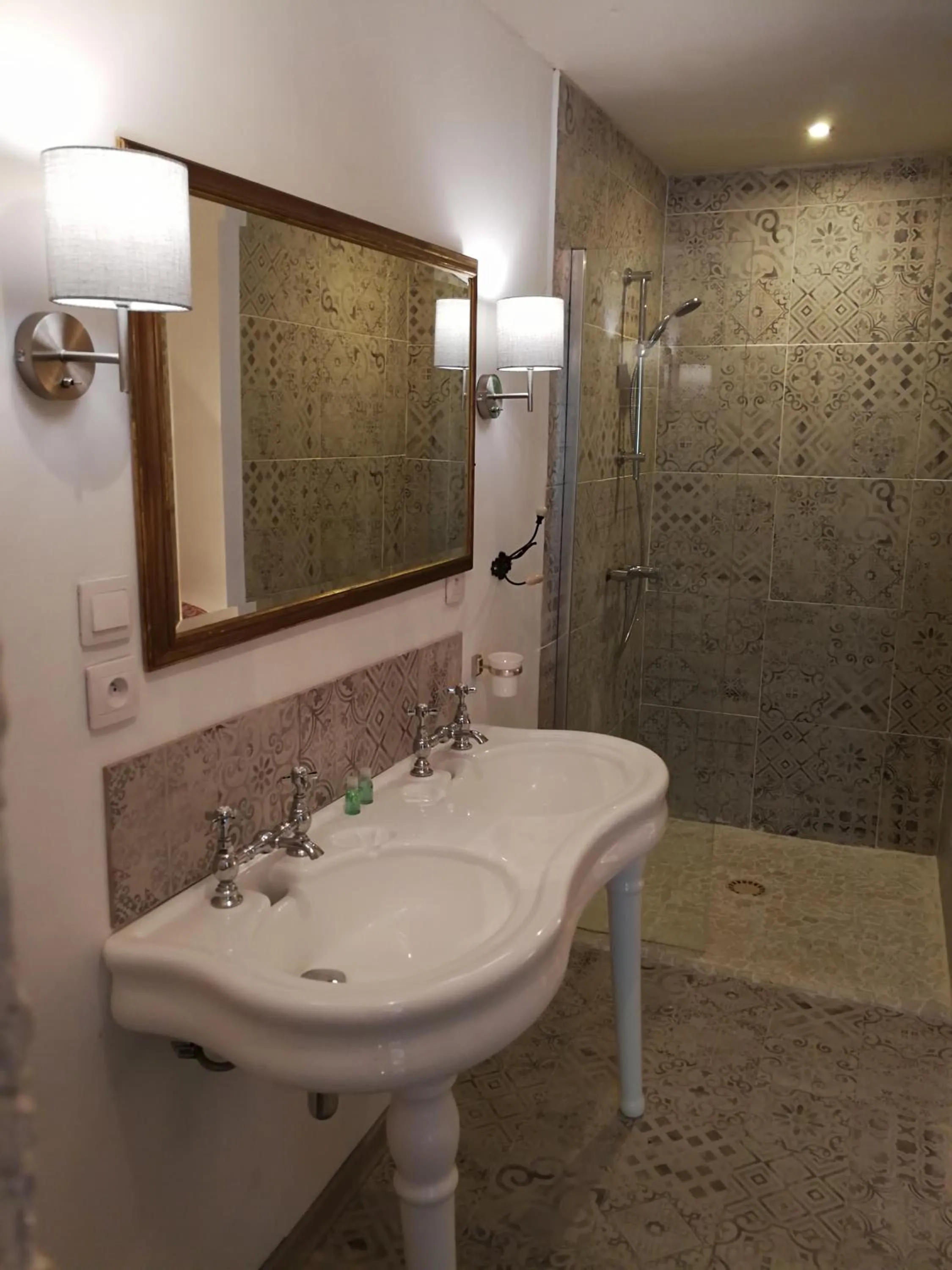 Shower in La Bastide des Mûriers