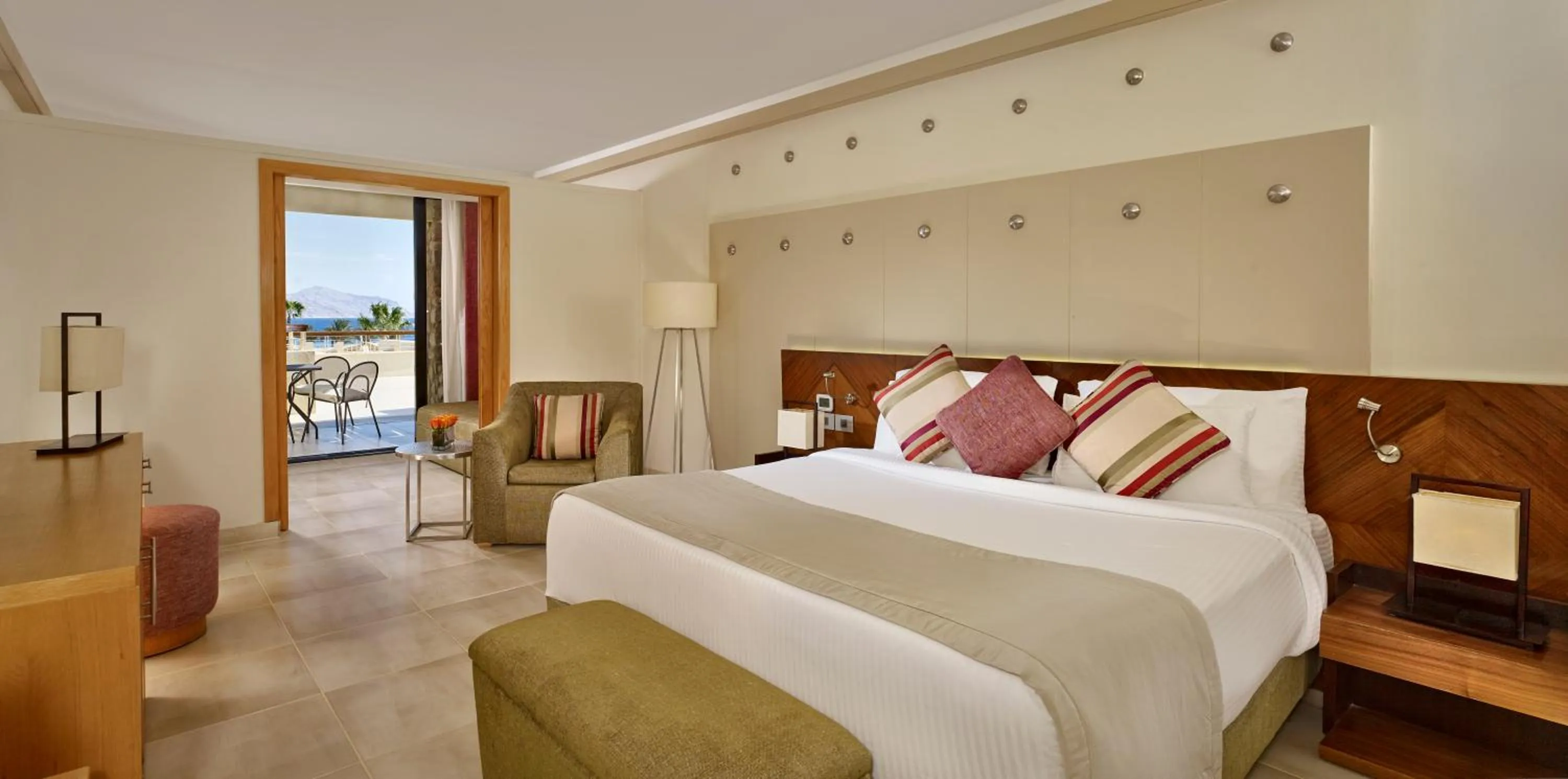 Bedroom, Bed in Coral Sea Imperial "Coral Sea Sensatori"