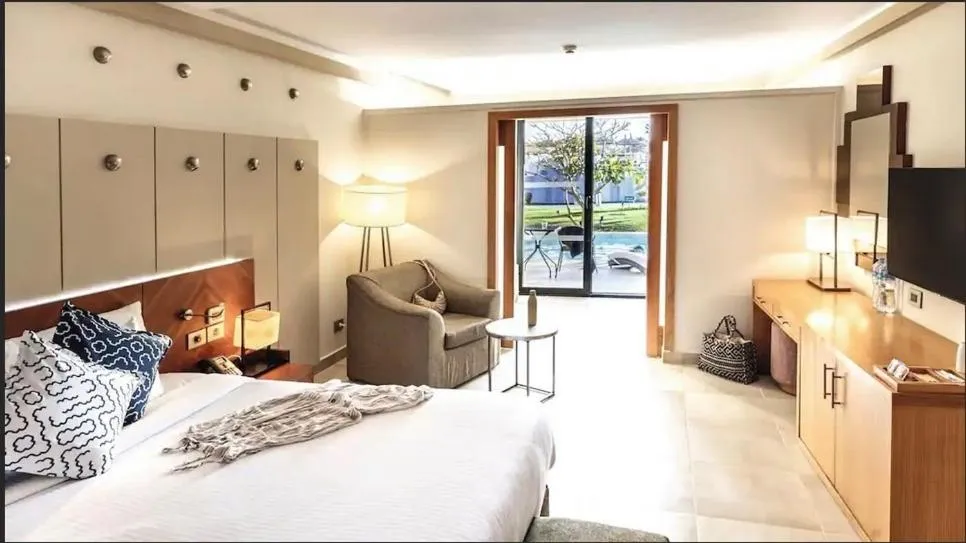 Bedroom, Bed in Coral Sea Imperial "Coral Sea Sensatori"