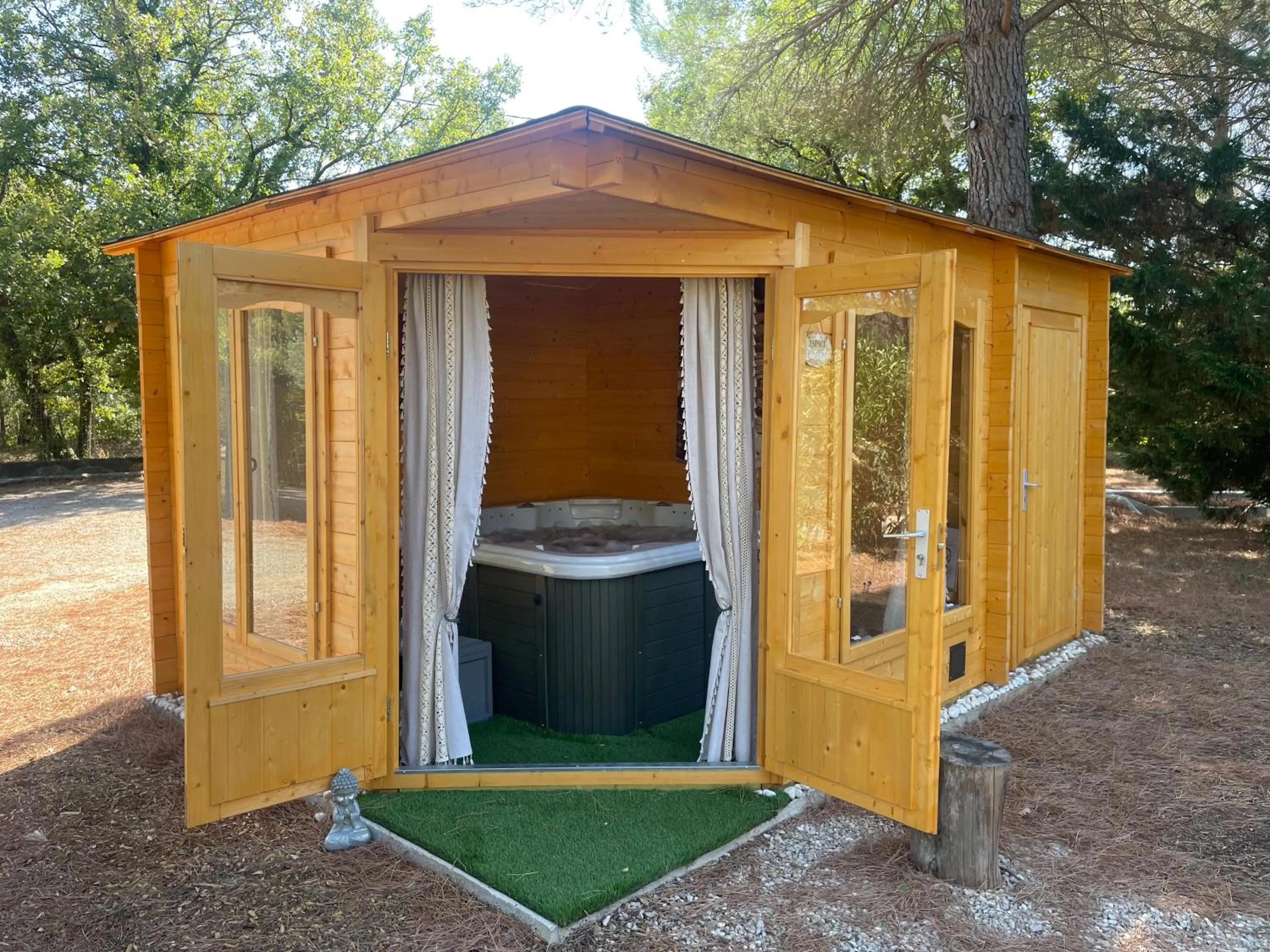 Spa and wellness centre/facilities in La maison de la Cigale
