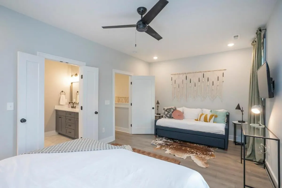 Bed in 3 King Beds in Hip East Nash Home 1 Mile to DWNTN