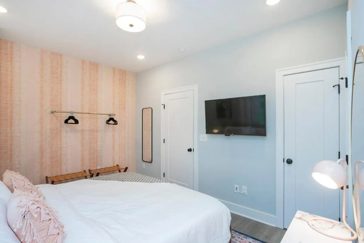 Bed in 3 King Beds in Hip East Nash Home 1 Mile to DWNTN