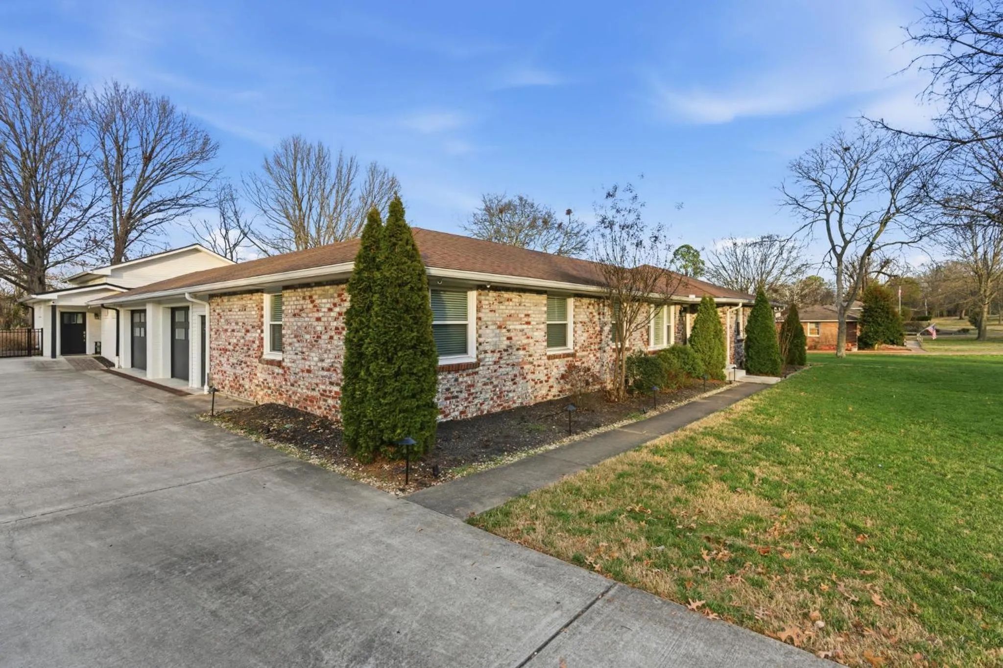 Spacious Modern Ranch 5 Miles to Downtown