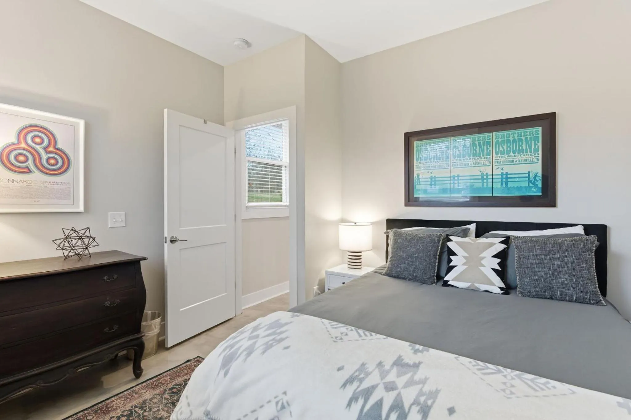 Bed in Spacious Modern Ranch 5 Miles to Downtown