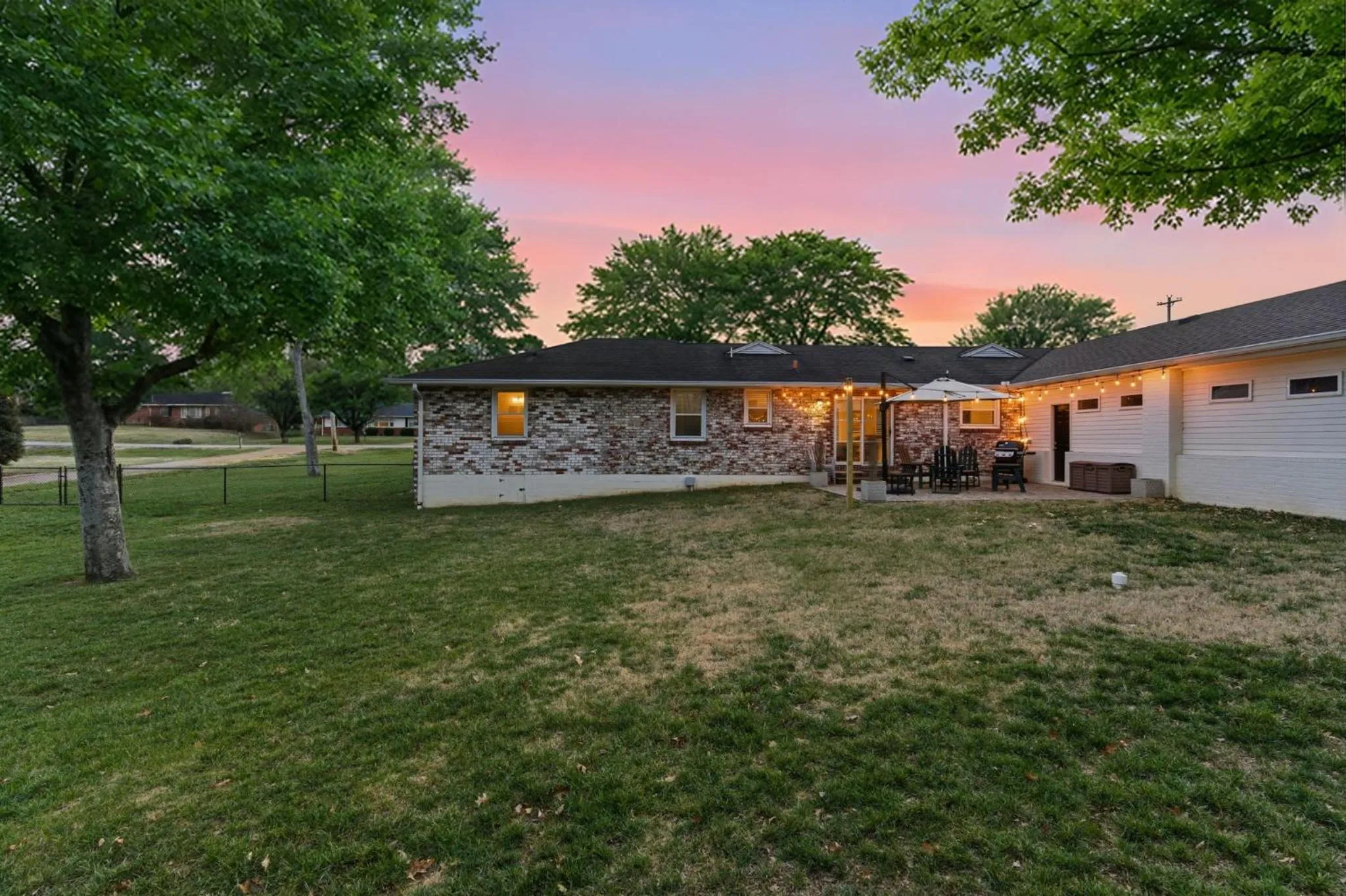 Spacious Modern Ranch 5 Miles to Downtown